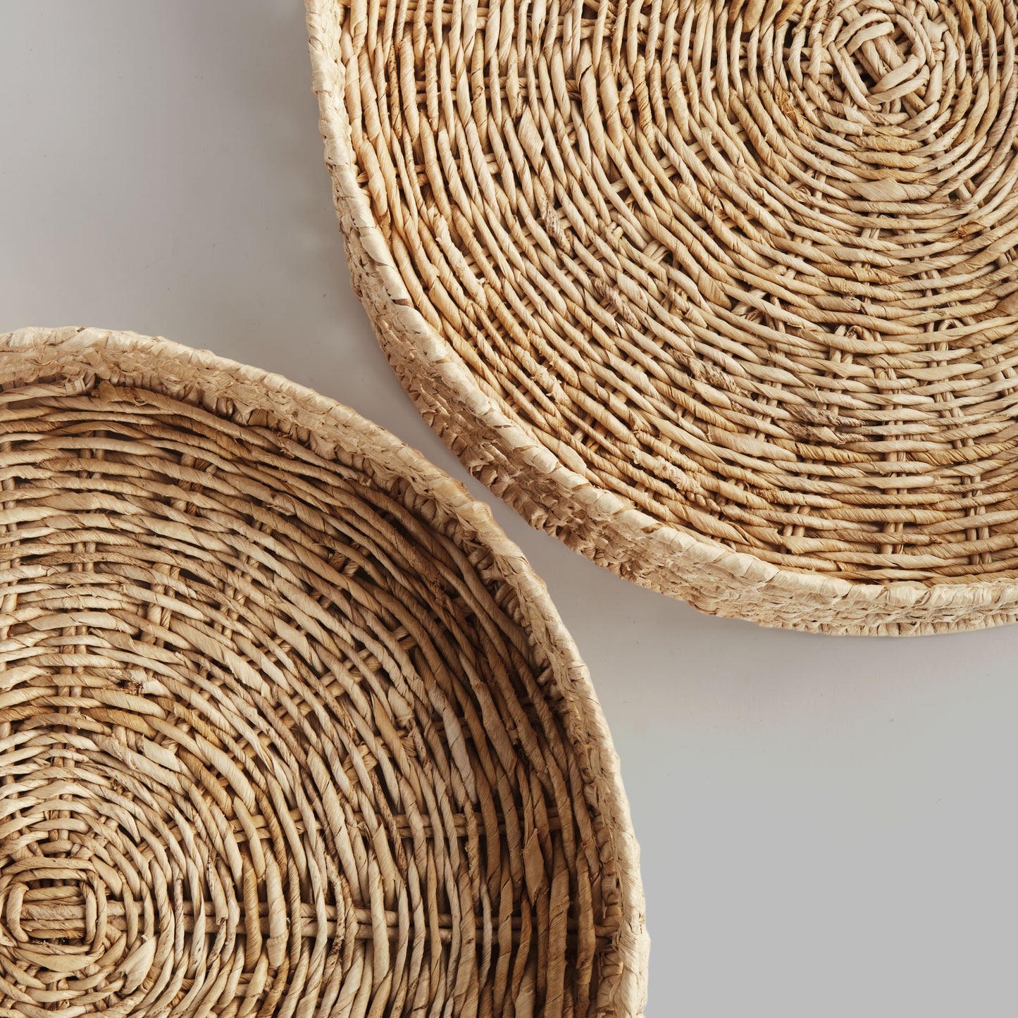 Abaca round trays (set of 2) - stylish home accent (Image3).