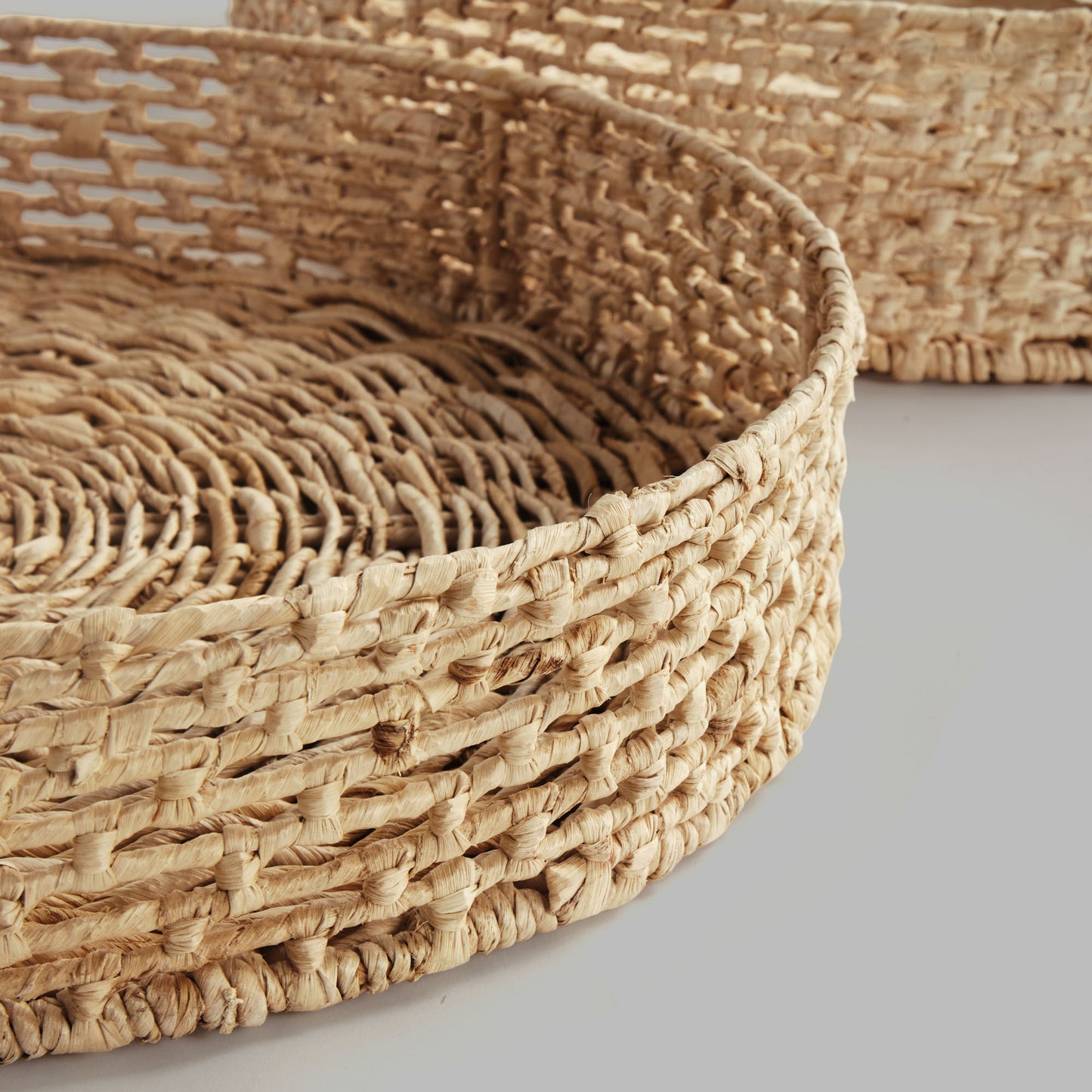 Abaca round trays (set of 2) - stylish home accent (Image4).