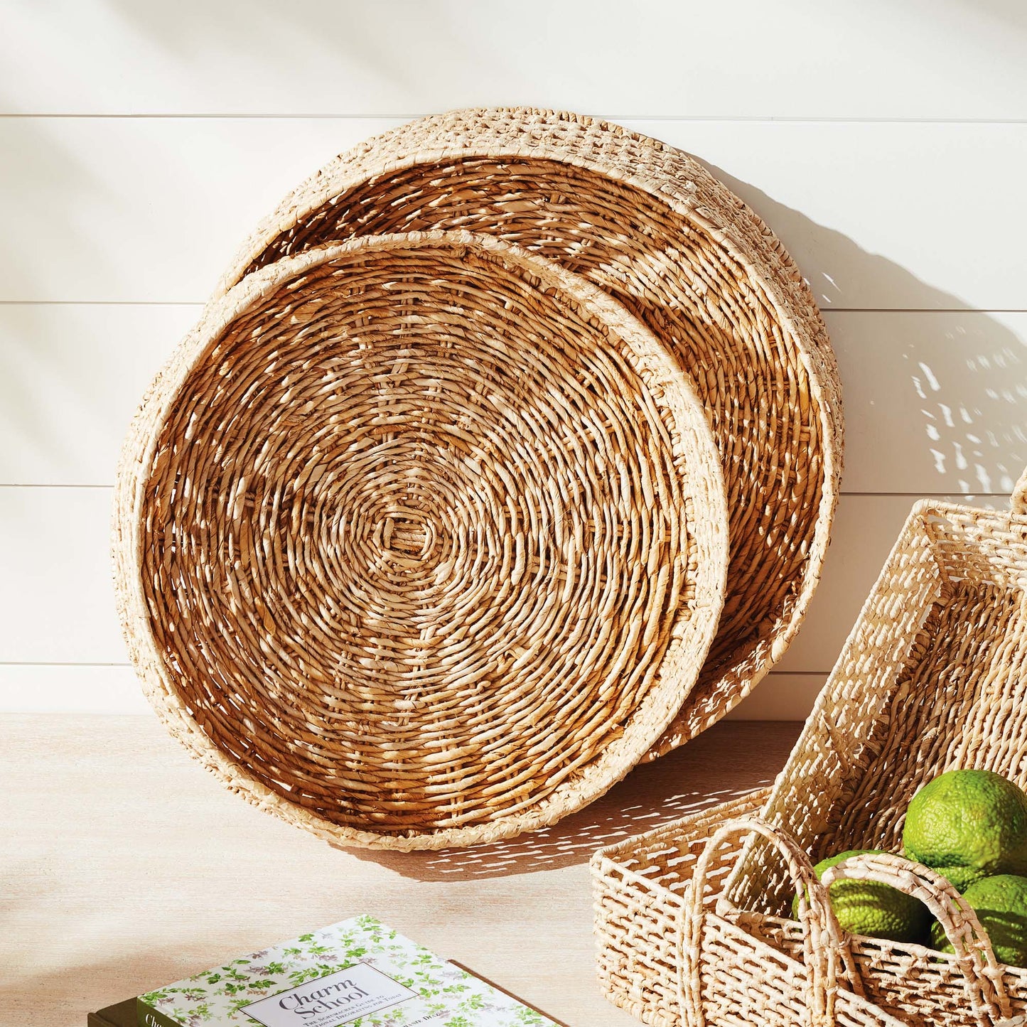 Abaca round trays (set of 2) - stylish home accent (Image1).