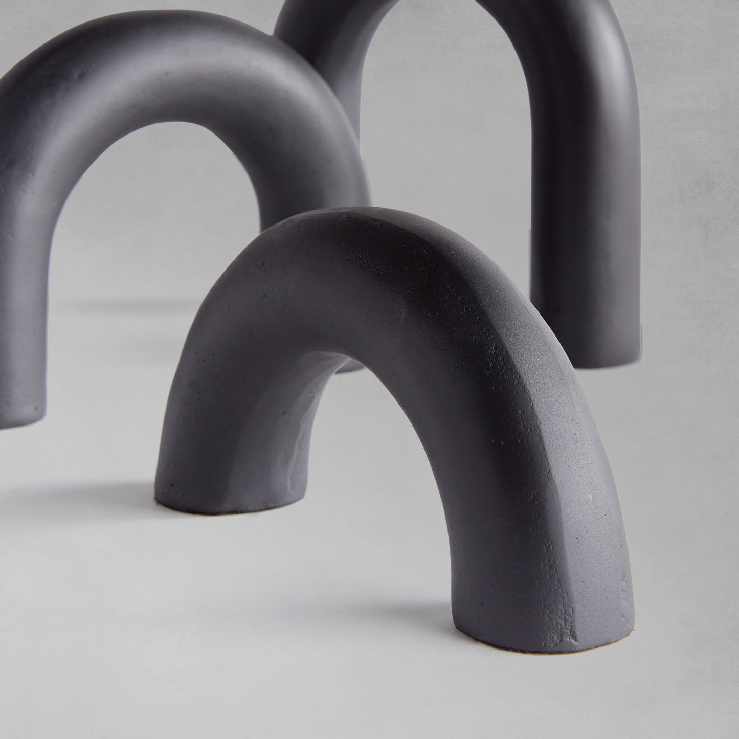 Black arch sculptures (set of 3) - stylish home accent (Image3).