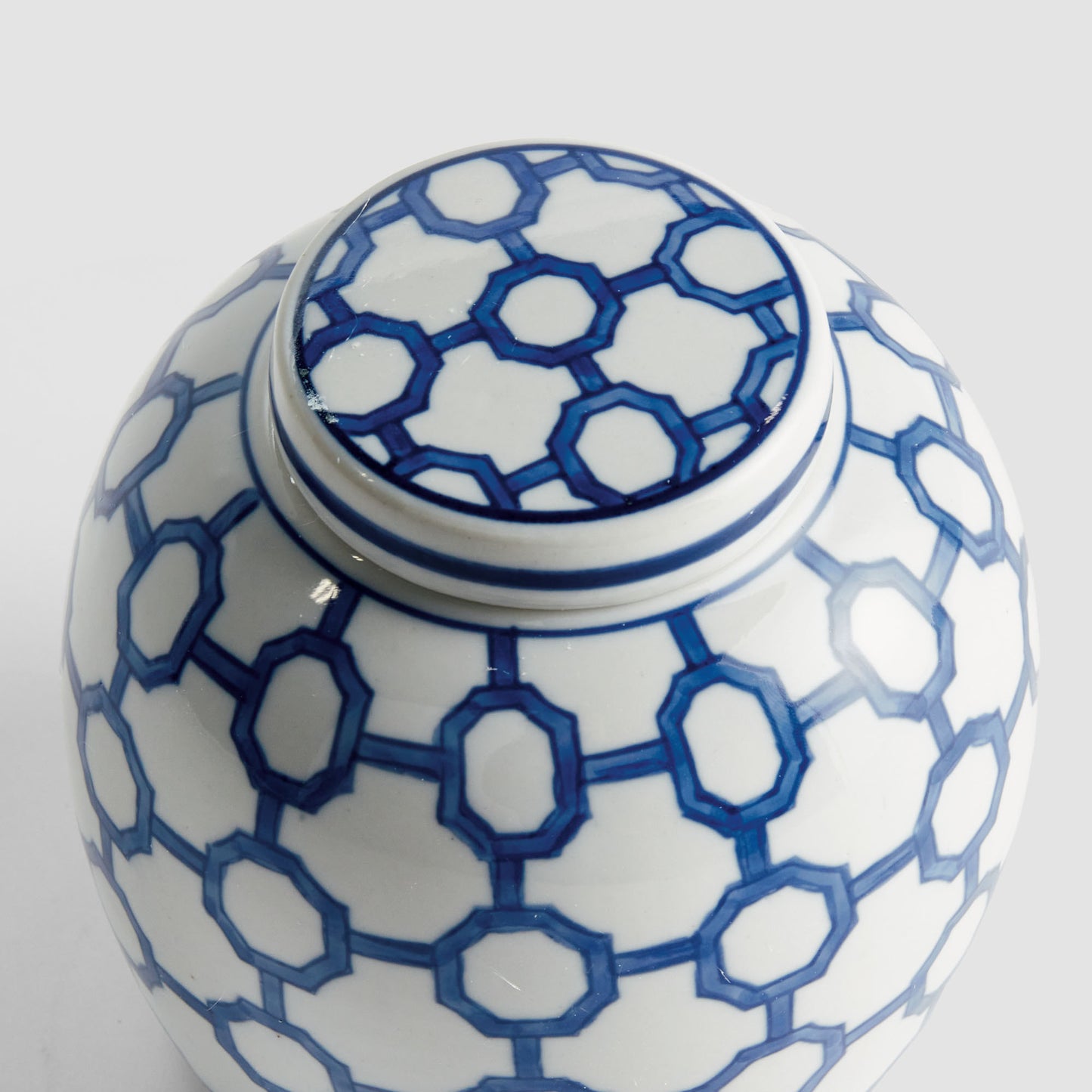 Blue and white link pattern lidded ceramic jar - stylish home accent (Image3).