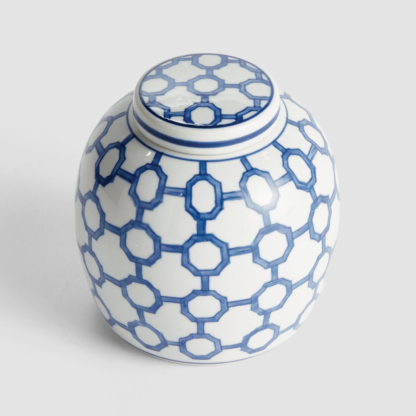 Blue and white link pattern lidded ceramic jar - stylish home accent (Image4).