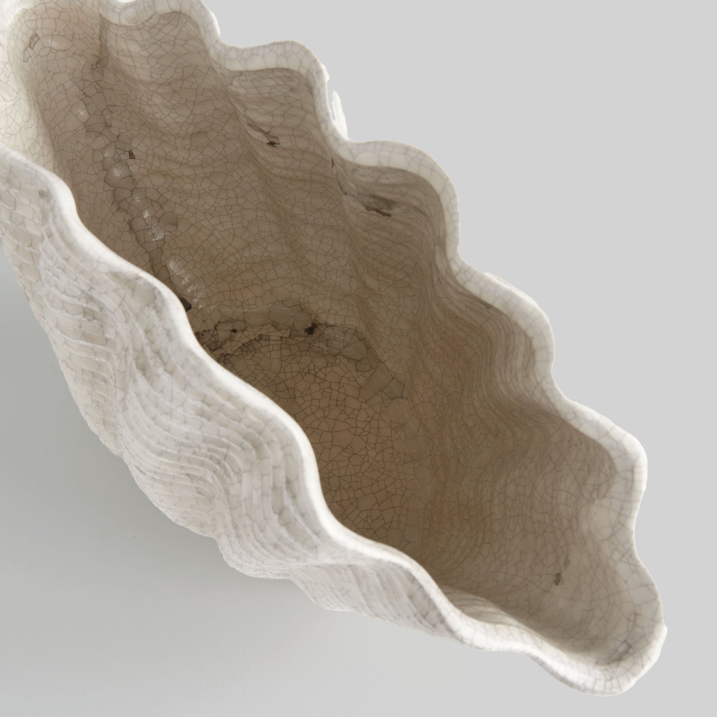 Ceramic coastal clam shell vase - stylish home accent (Image3).