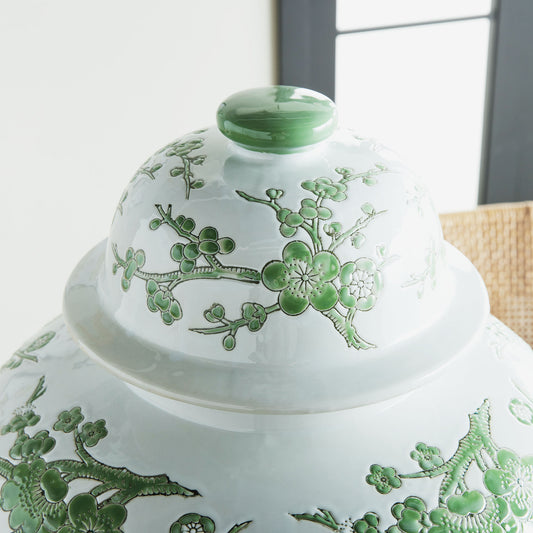 Chinoiserie green and white porcelain ginger jar, closeup view of lid.