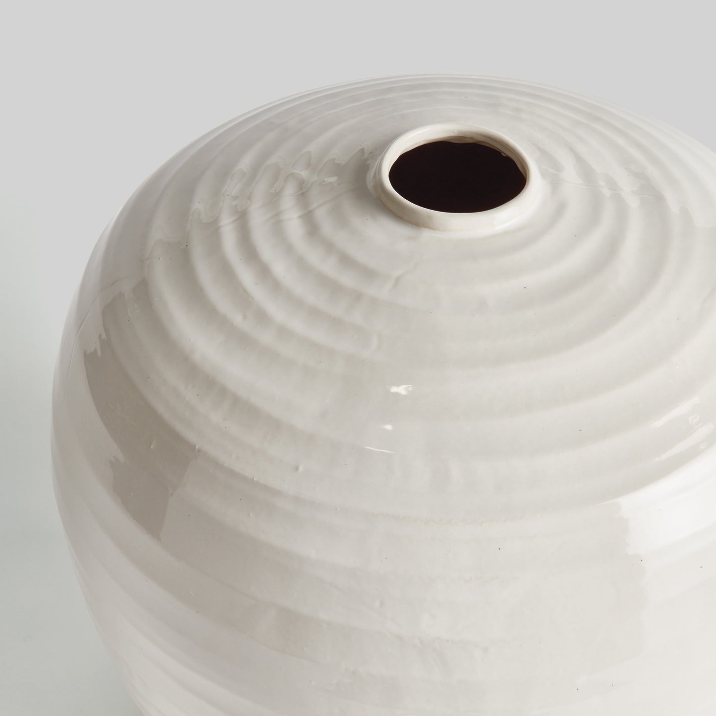Contemporary white stoneware bulbous large vase - stylish home accent (Image2).