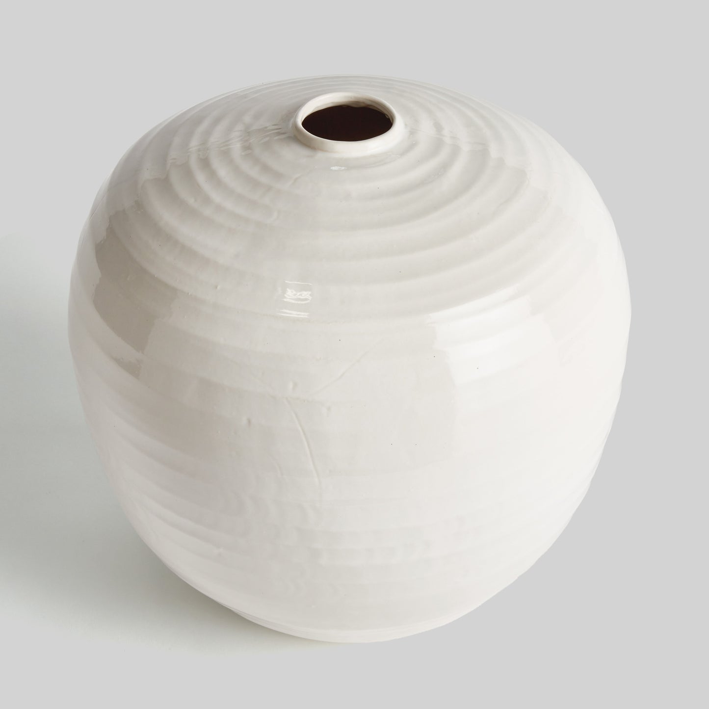 Contemporary white stoneware bulbous large vase - stylish home accent (Image3).