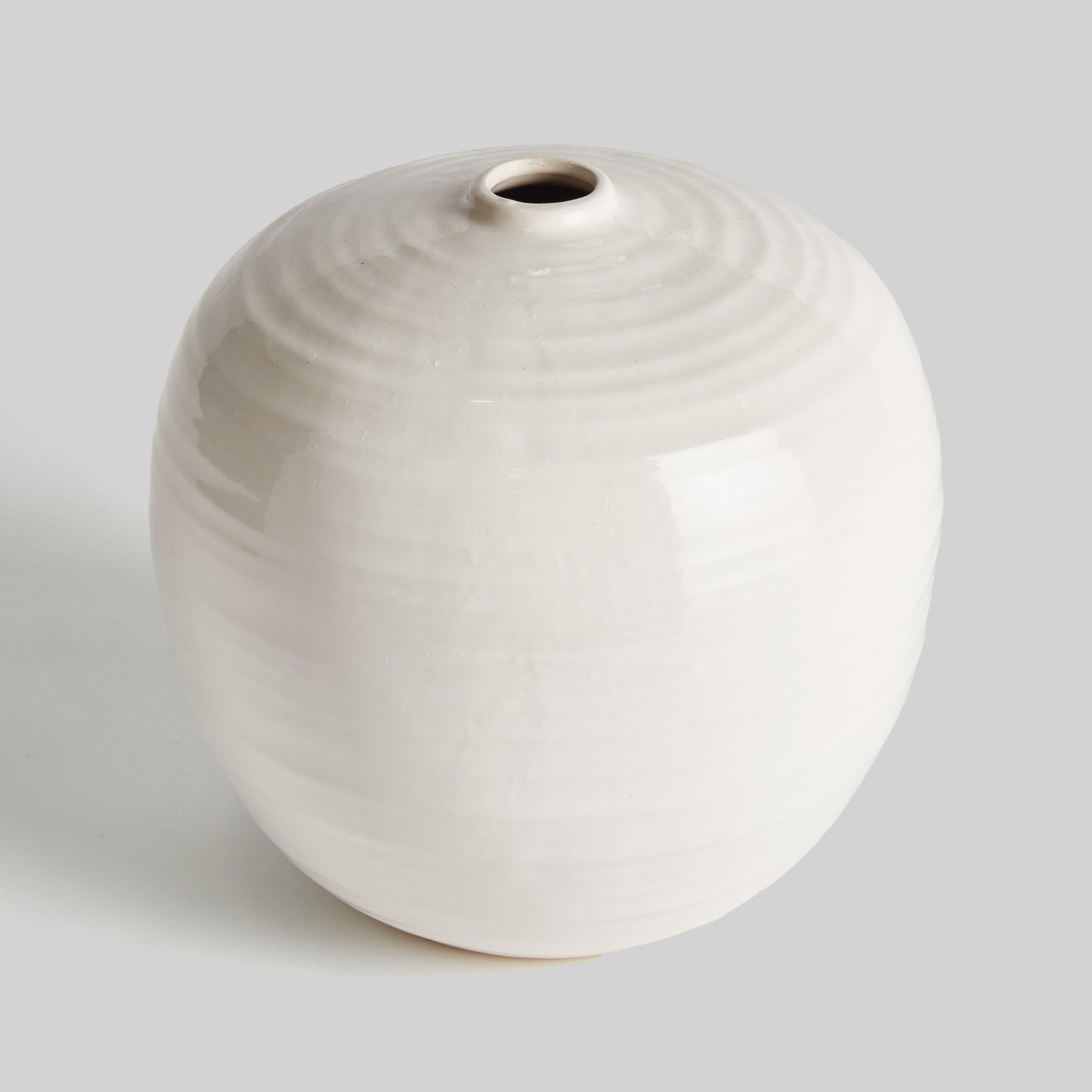 Contemporary white stoneware bulbous small vase - stylish home accent (Image3).