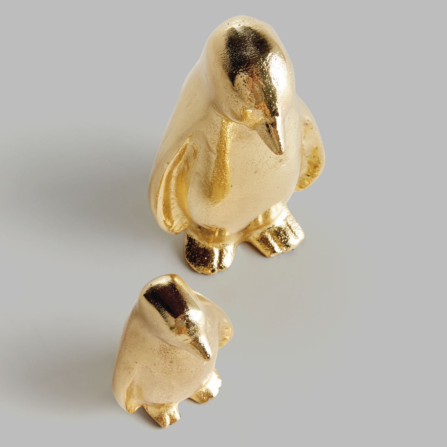Gold aluminum penguin sculptures (set of 2) - stylish home accent (Image2).