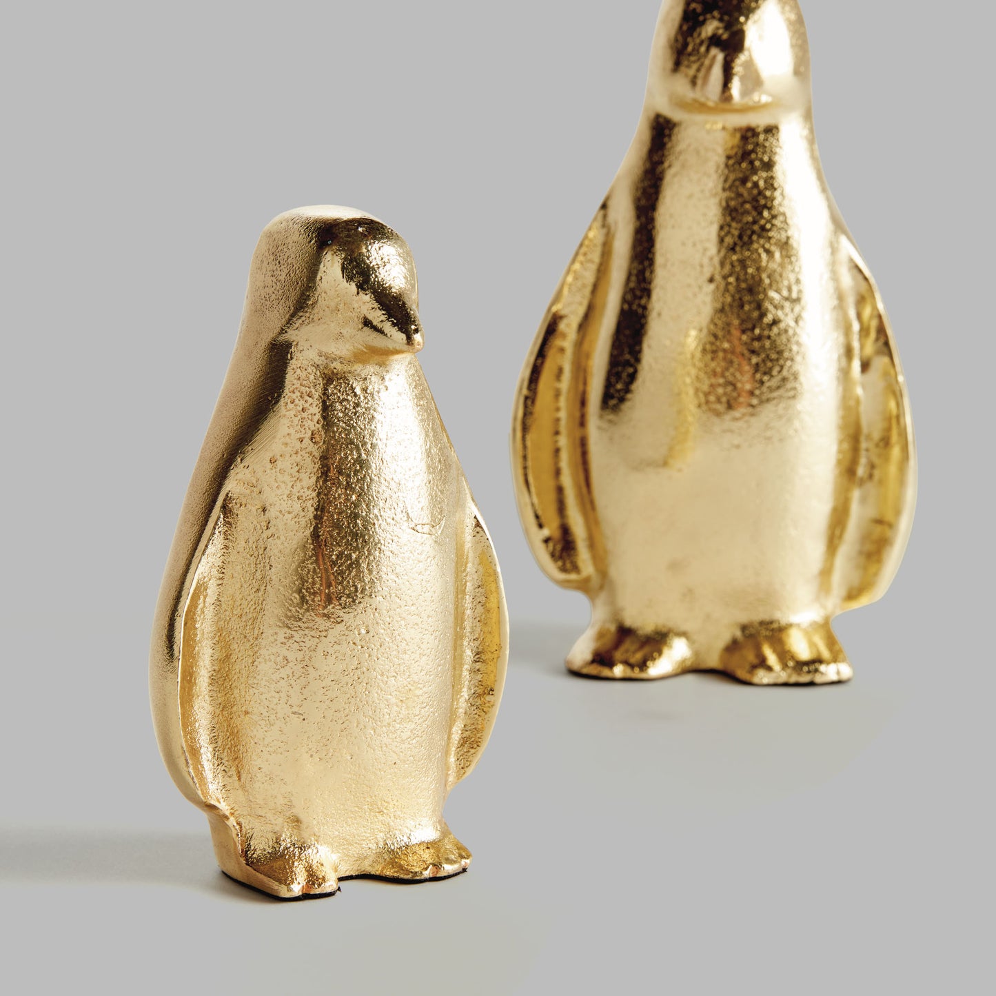 Gold aluminum penguin sculptures (set of 2) - stylish home accent (Image3).