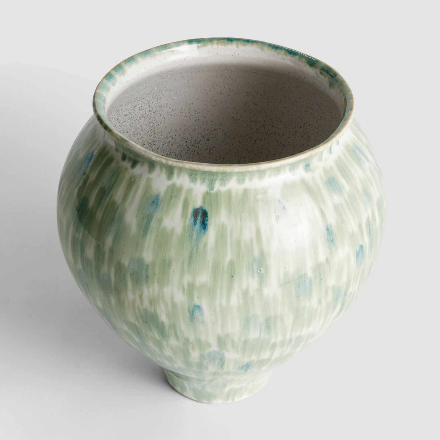 Large green stoneware vase - stylish home accent (Image4).