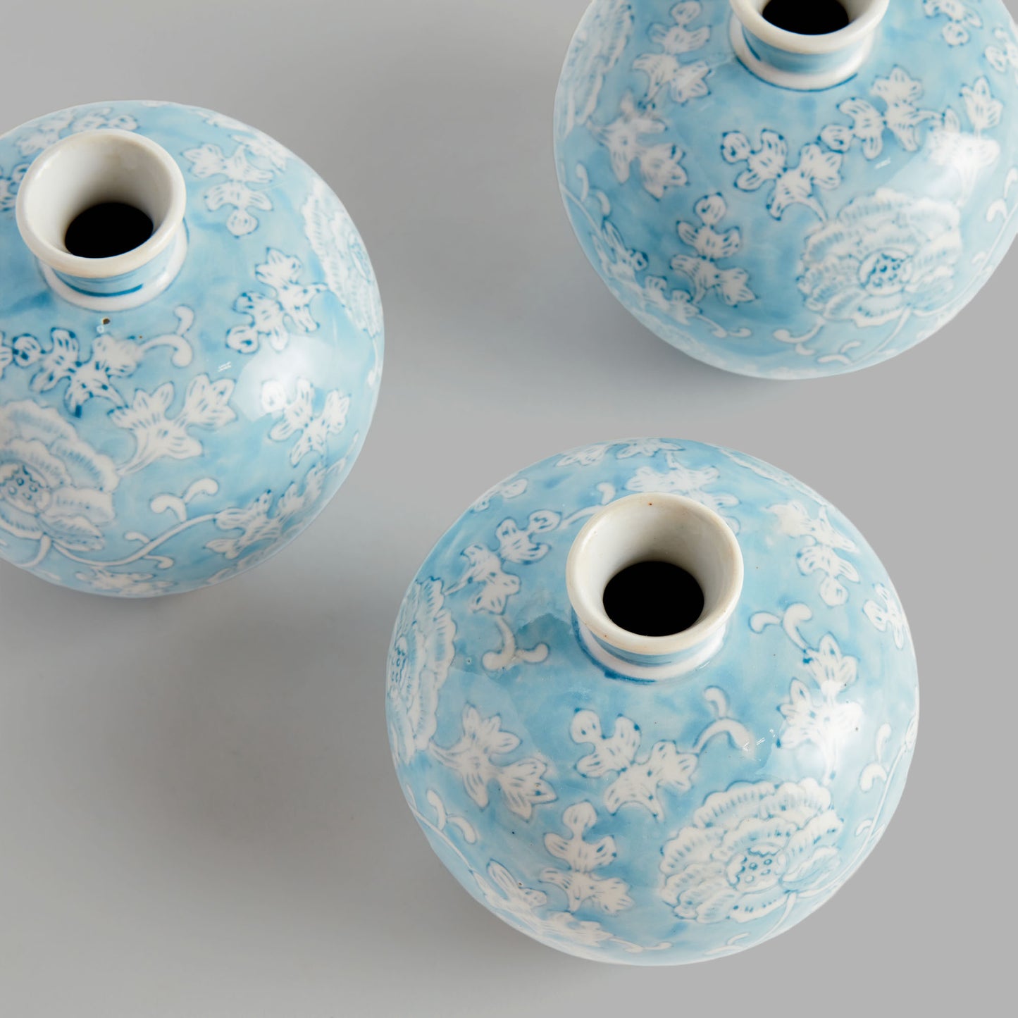 Light blue hand-painted porcelain bud vases (set of 3) - stylish home accent (Image3).