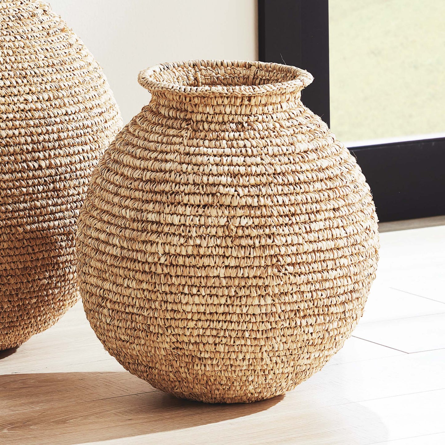 Natural woven corn husk small vase - stylish home accent (Image6).