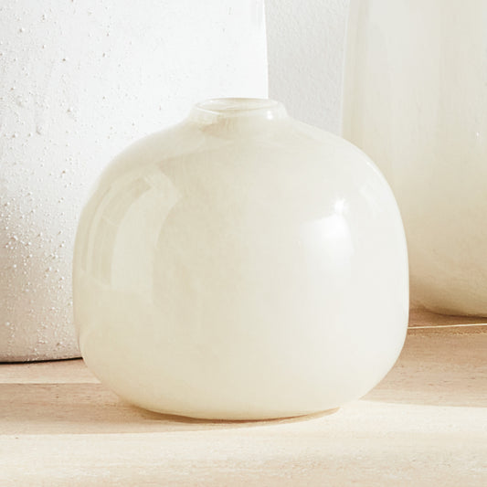 Organic decorative short glass vase - stylish home accent (Image4).