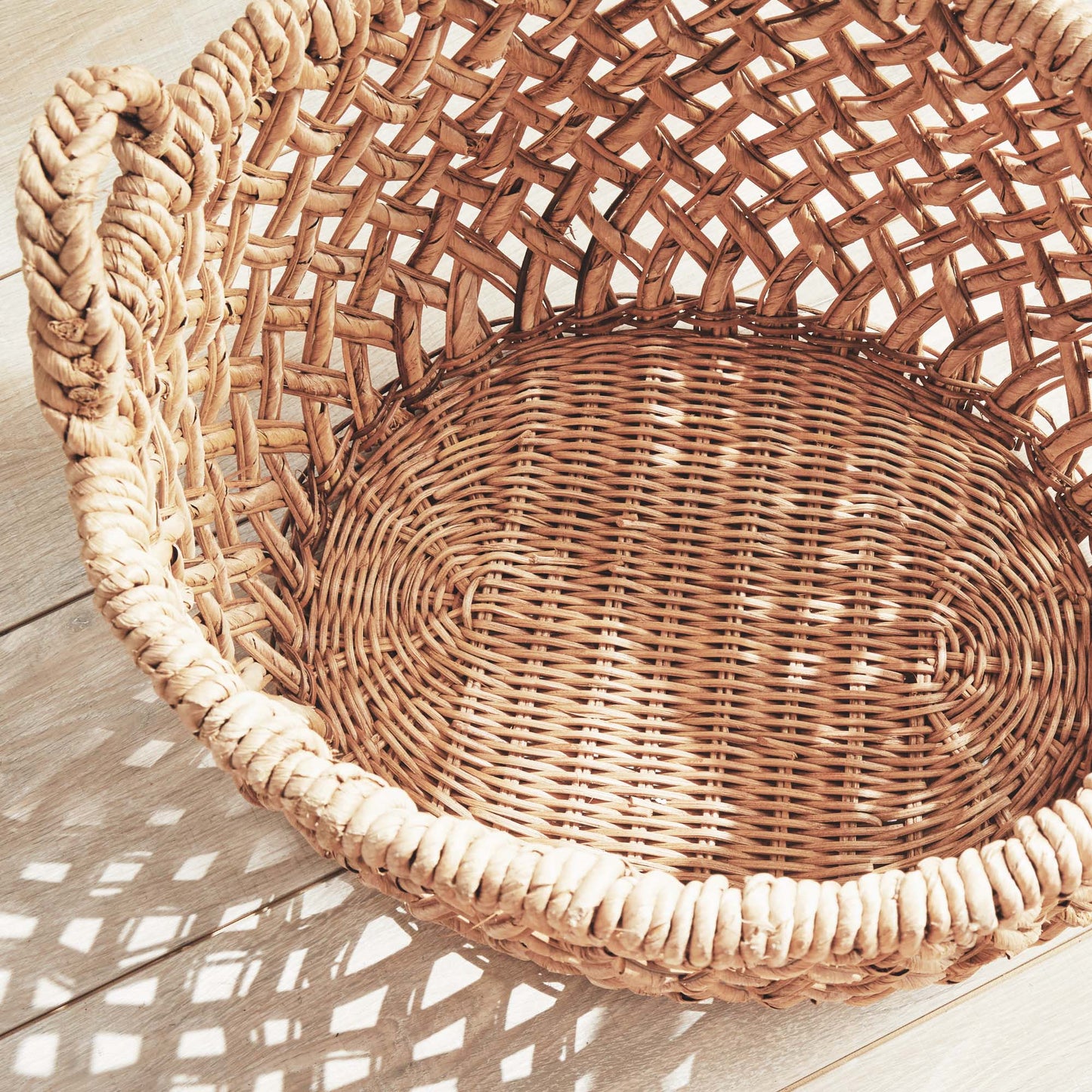 Oval woven banana leaf baskets with handles (set of 2) - stylish home accent (Image7).