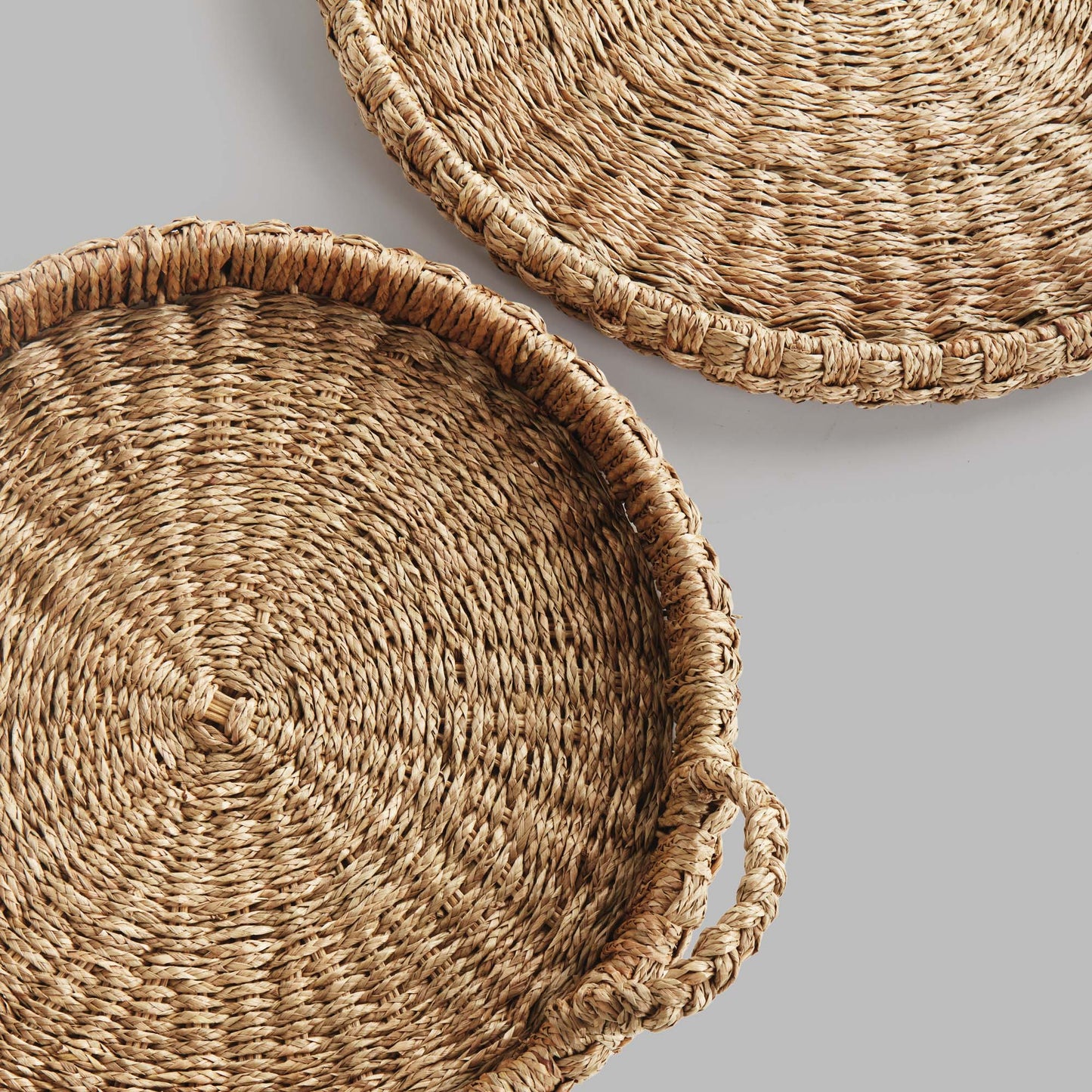 Round rattan trays with handles (set of 2) - stylish home accent (Image4).