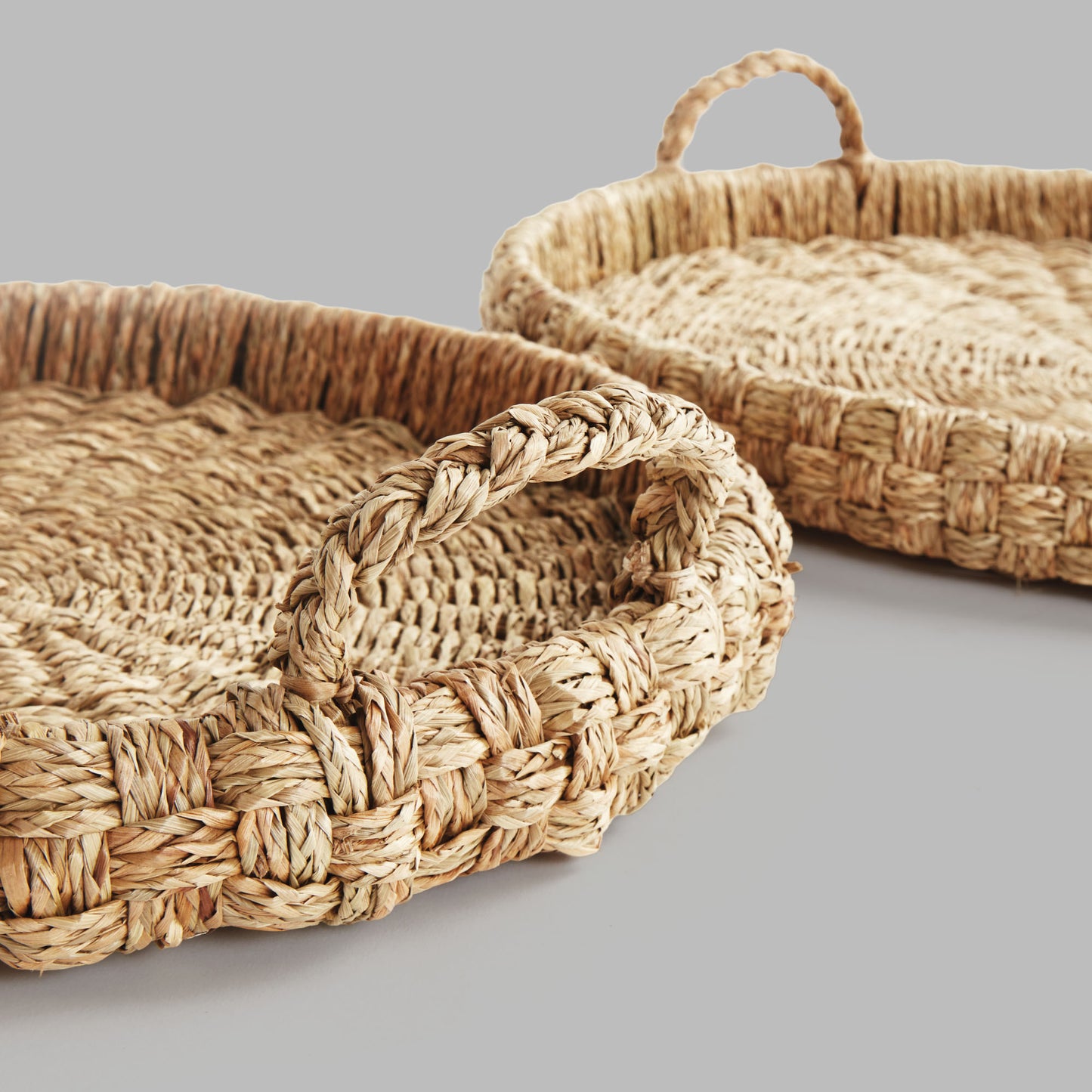 Round rattan trays with handles (set of 2) - stylish home accent (Image5).