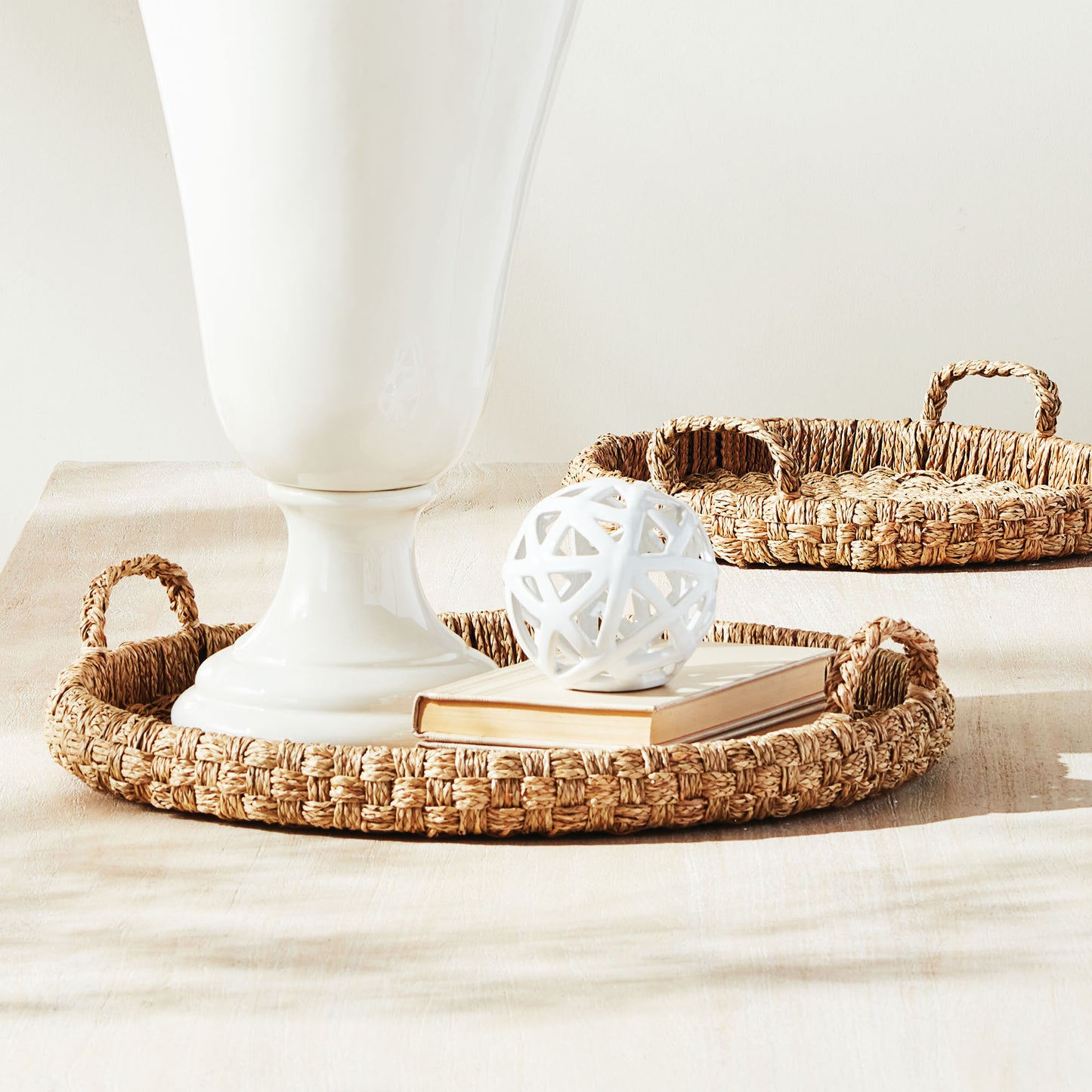 Round rattan trays with handles (set of 2) - stylish home accent (Image2).