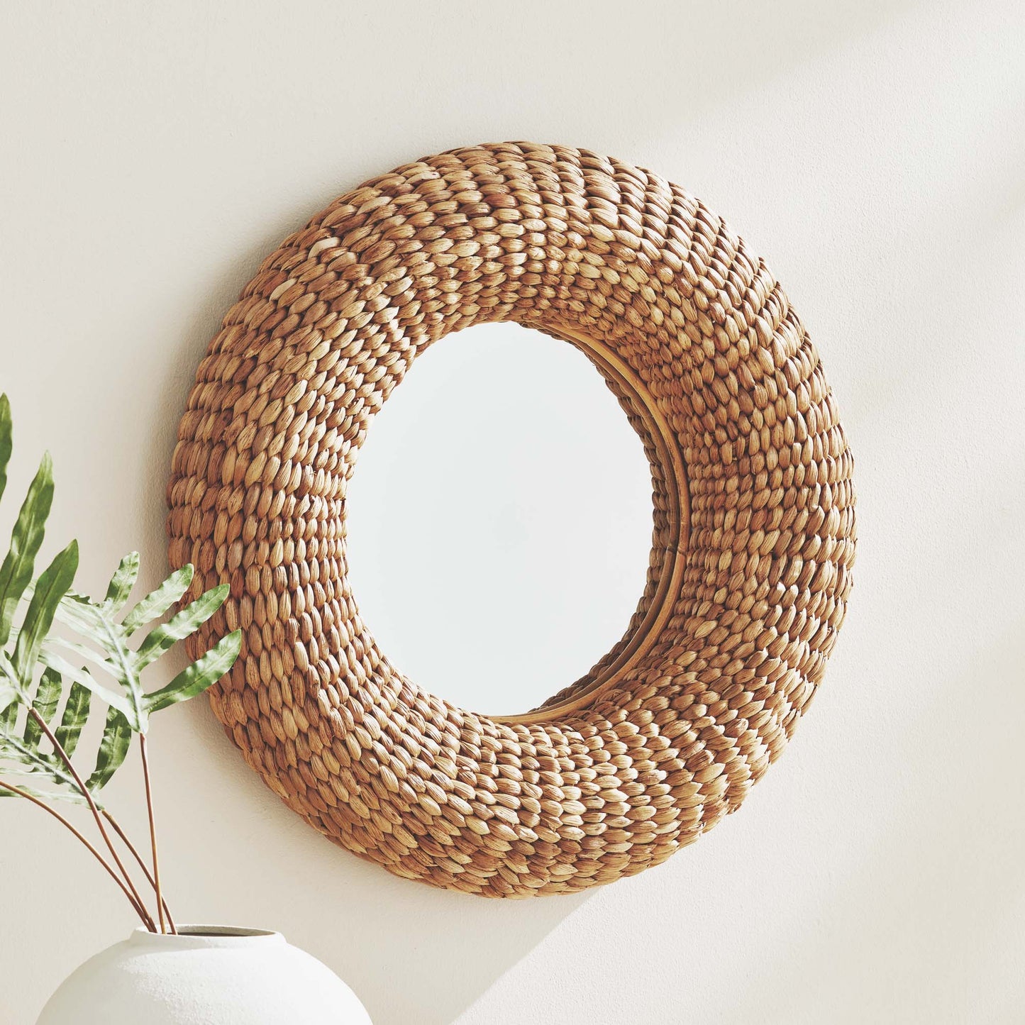 Round water hyacinth mirror 25.5 inch - stylish home accent (Image4).