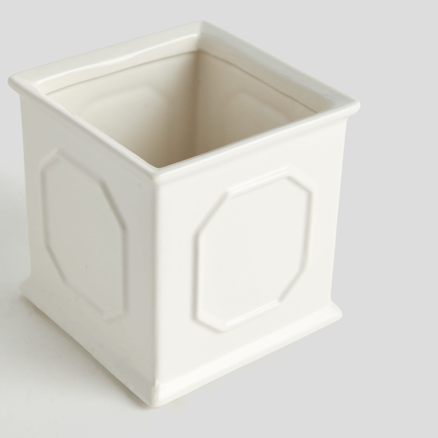 Small square white ceramic cachepot - stylish home accent (Image4).