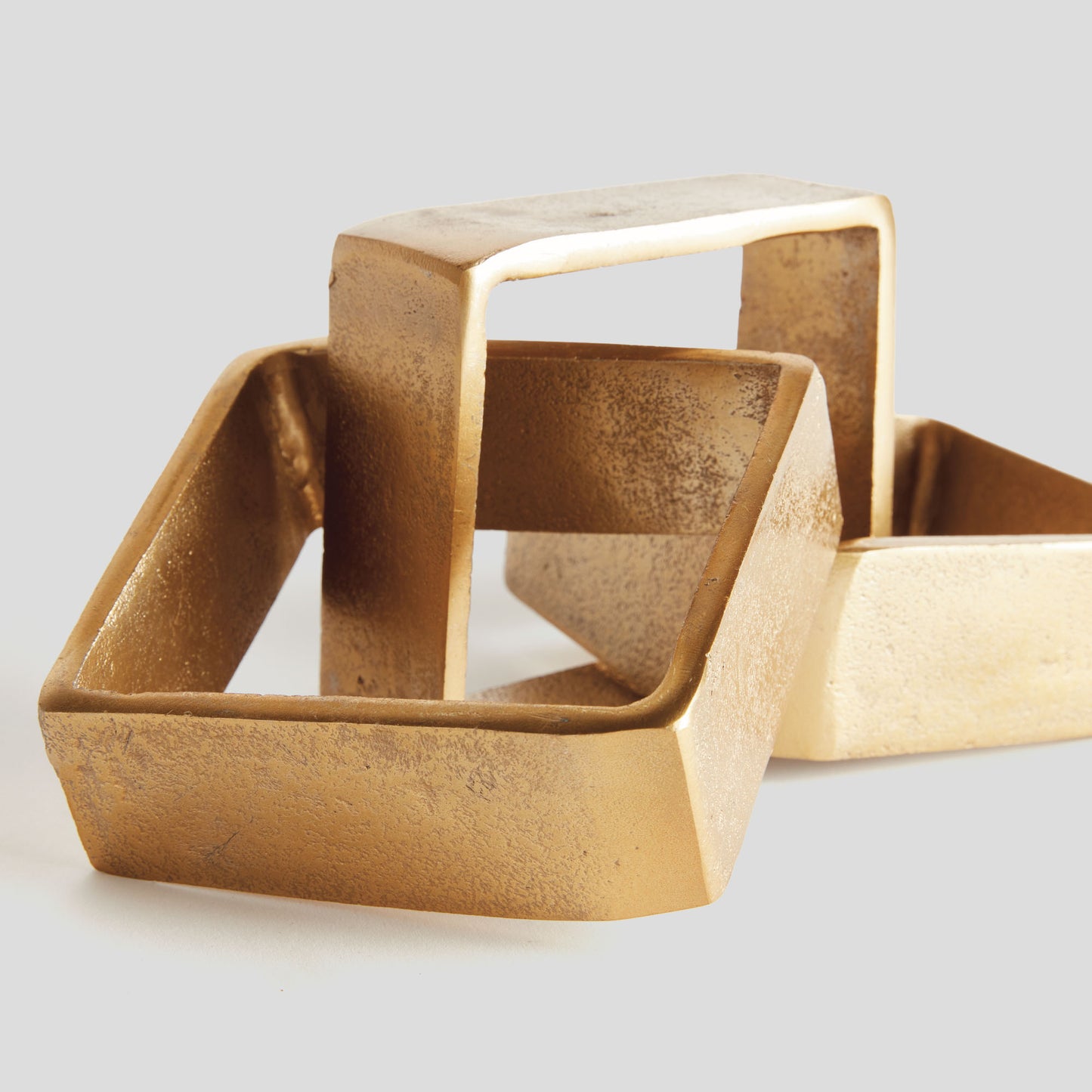 Square chain gold aluminum sculpture - stylish home accent (Image3).