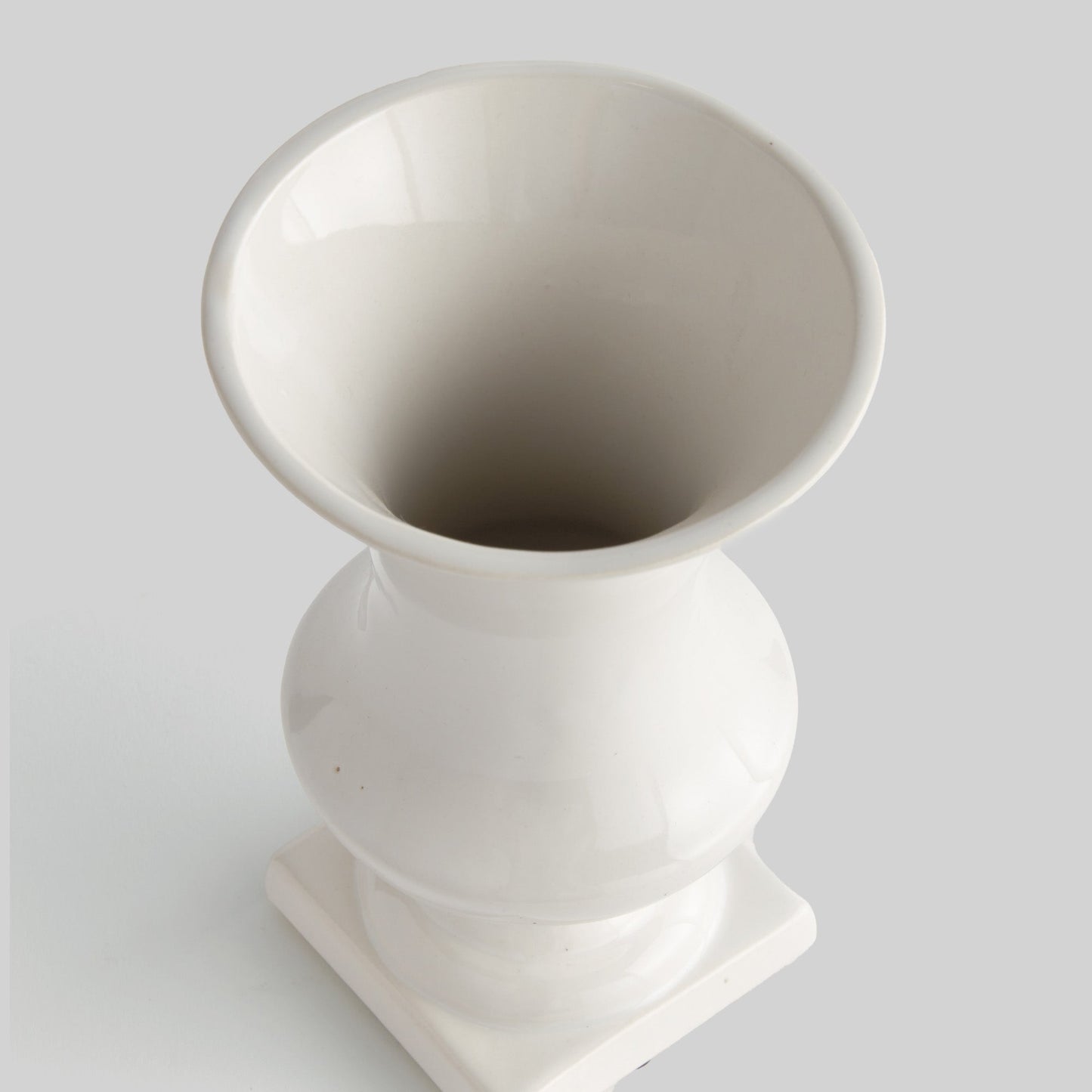 White ceramic trumpet vase - stylish home accent (Image5).