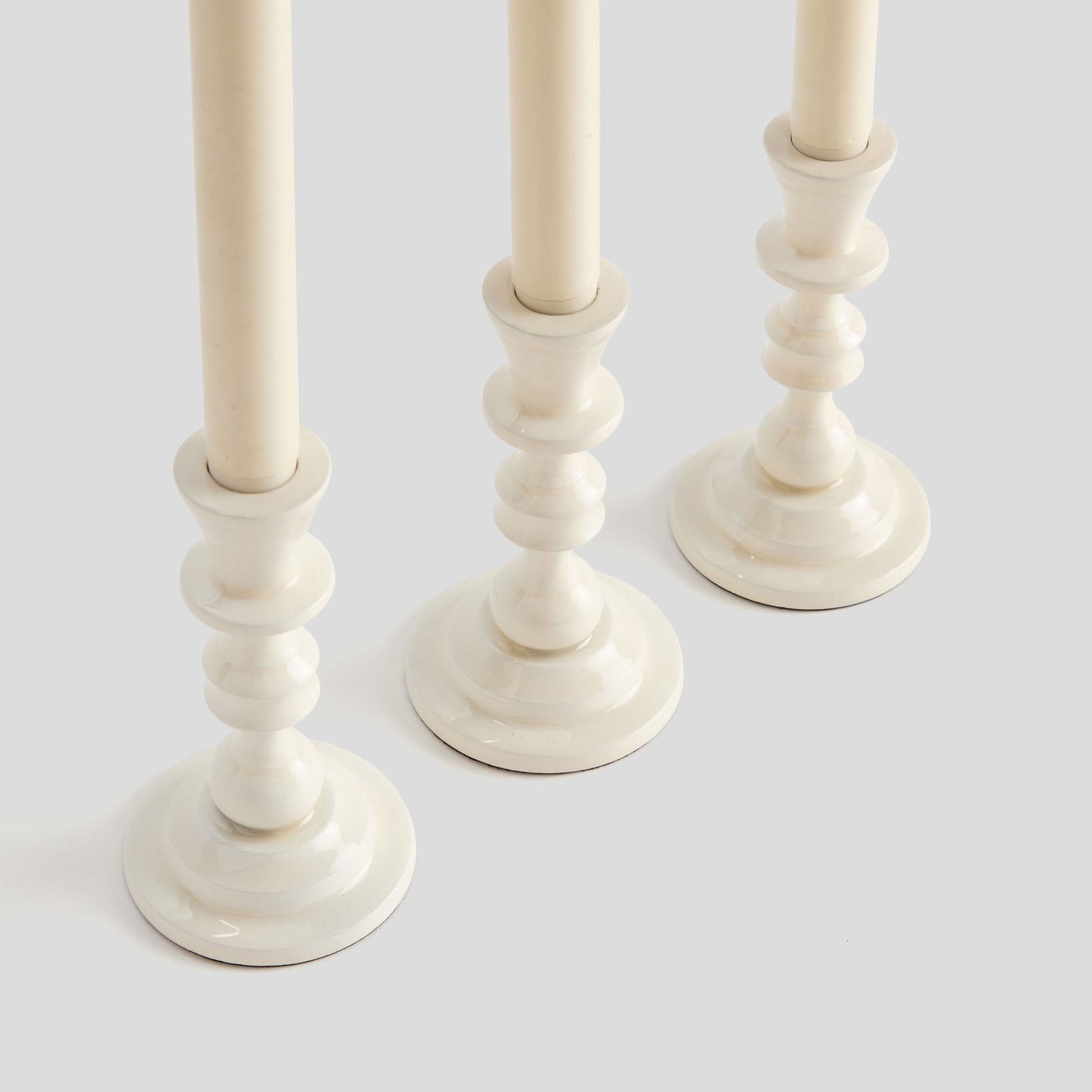 White enamel taper holders (set of 3) - stylish home accent (Image3).