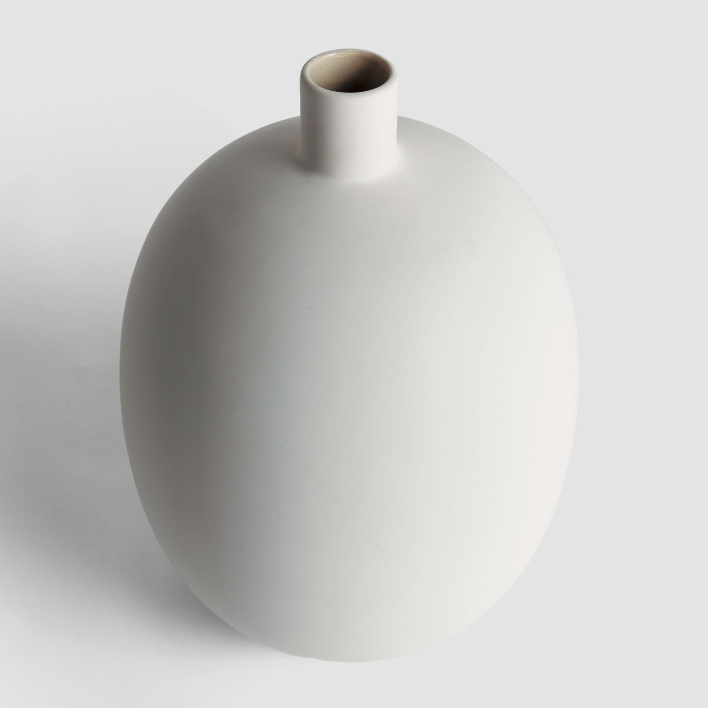White stoneware large vase - stylish home accent (Image3).