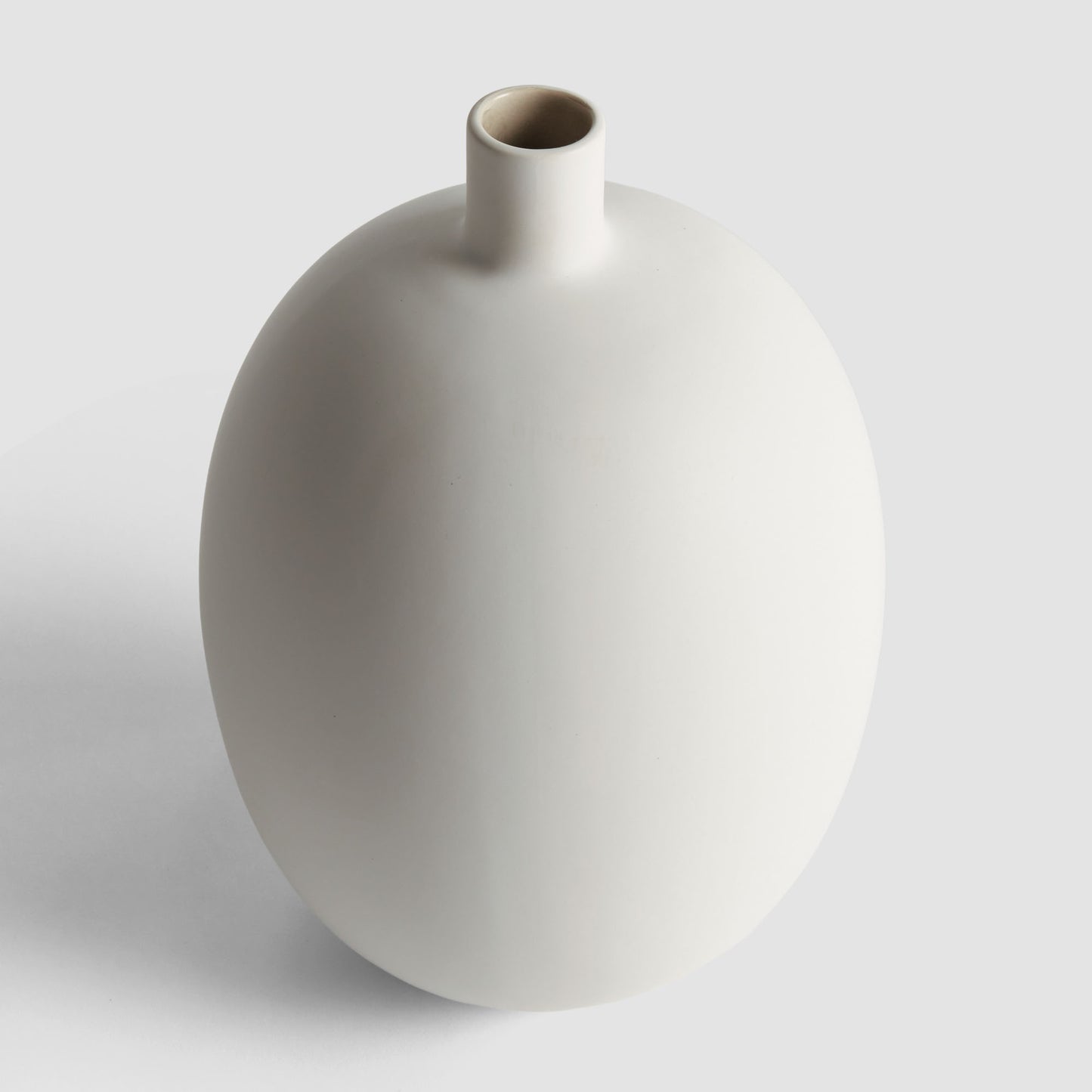 White stoneware medium vase - stylish home accent (Image3).