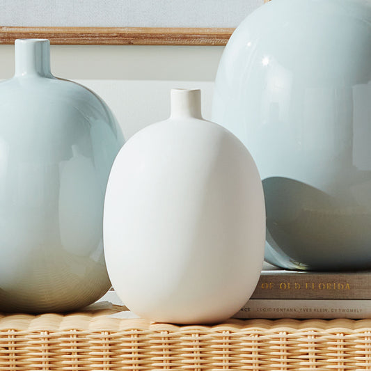 White stoneware small vase - stylish home accent (Image4).