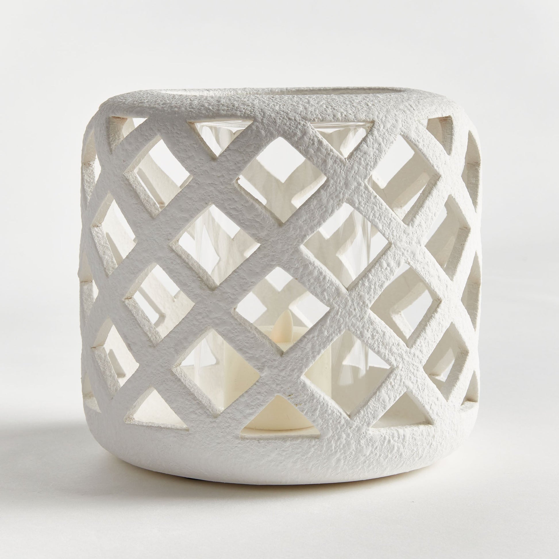 White textured ceramic hurricane candle holder - stylish home accent (Image2).