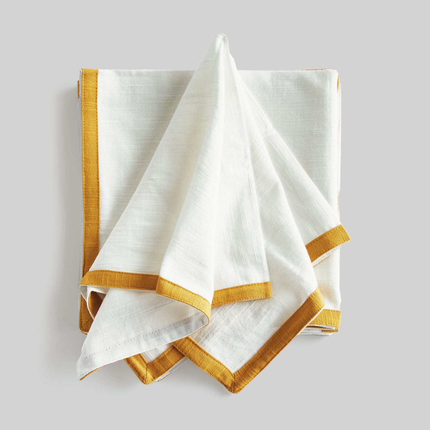 White with yellow honey border contton dinner napkins (set of 4) - stylish home accent (Image1).