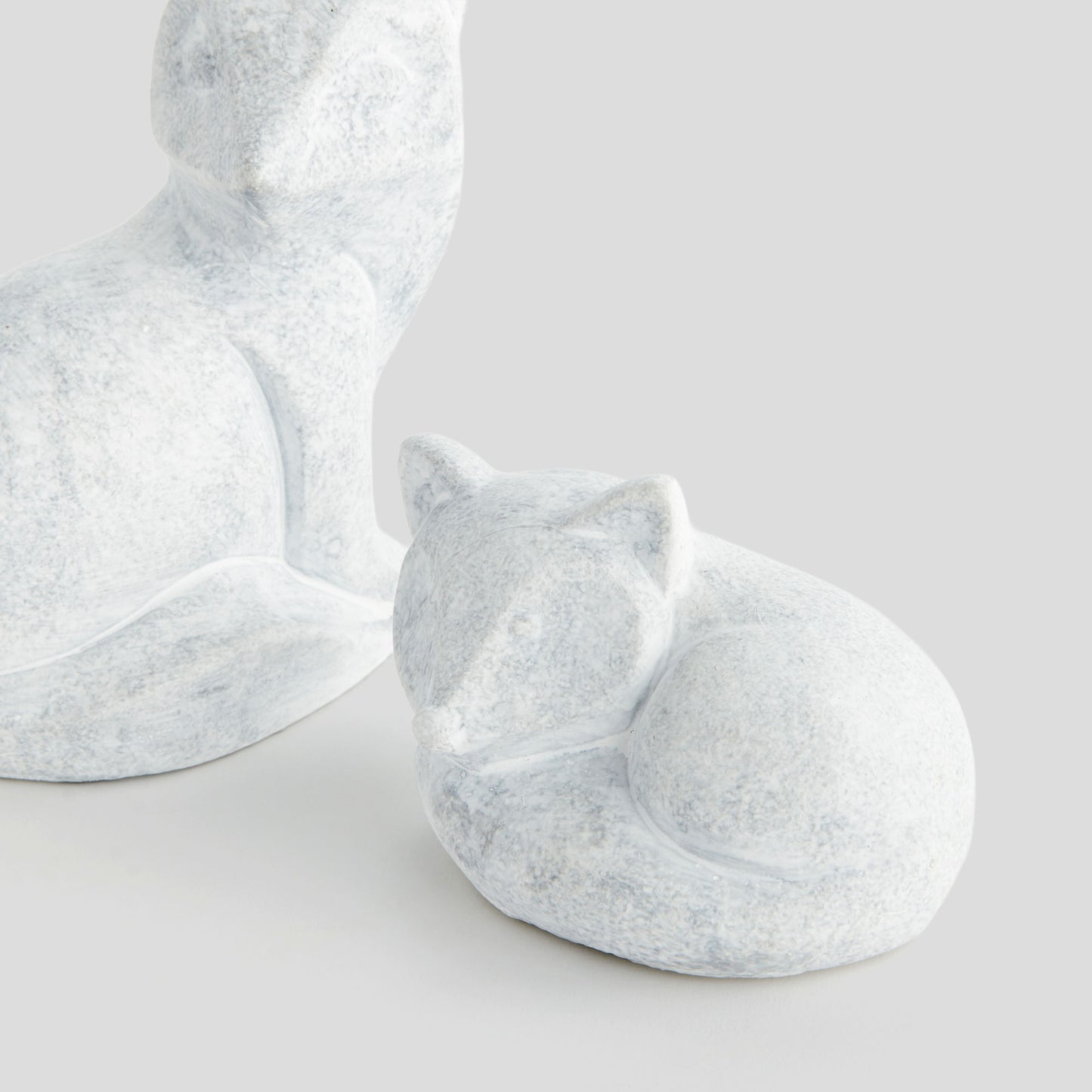 Whitewash concrete fox sculptures (set of 2) - stylish home accent (Image3).