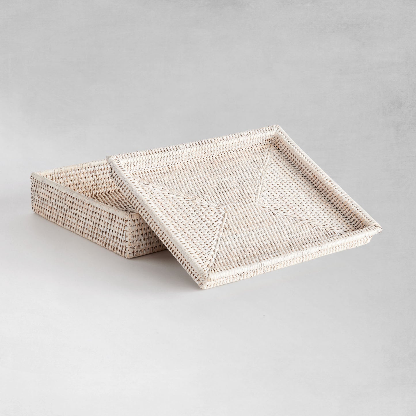 Whitewash rattan lidded letter box - stylish home accent (Image5).