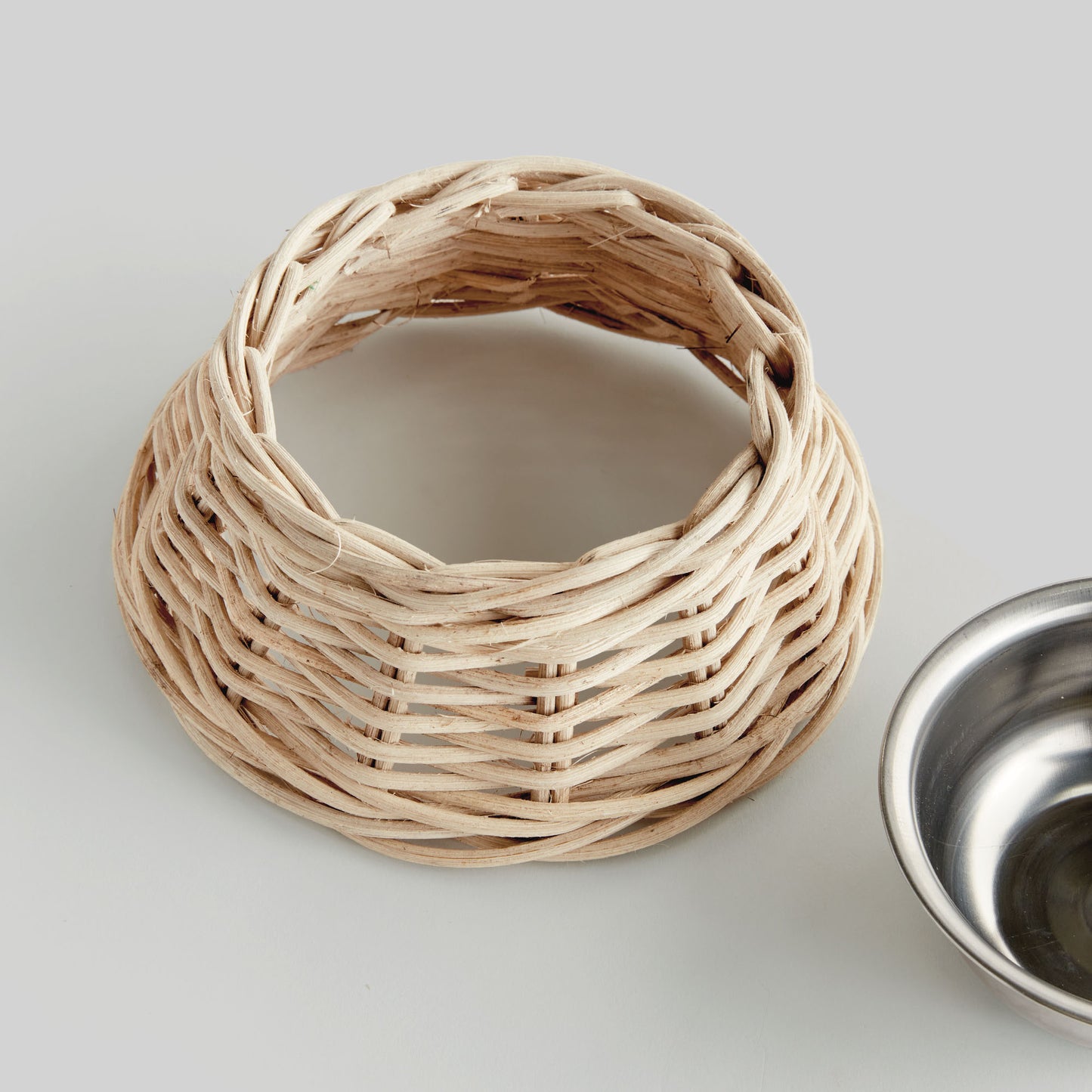 Woven rattan small pet bowl - stylish home accent (Image2).