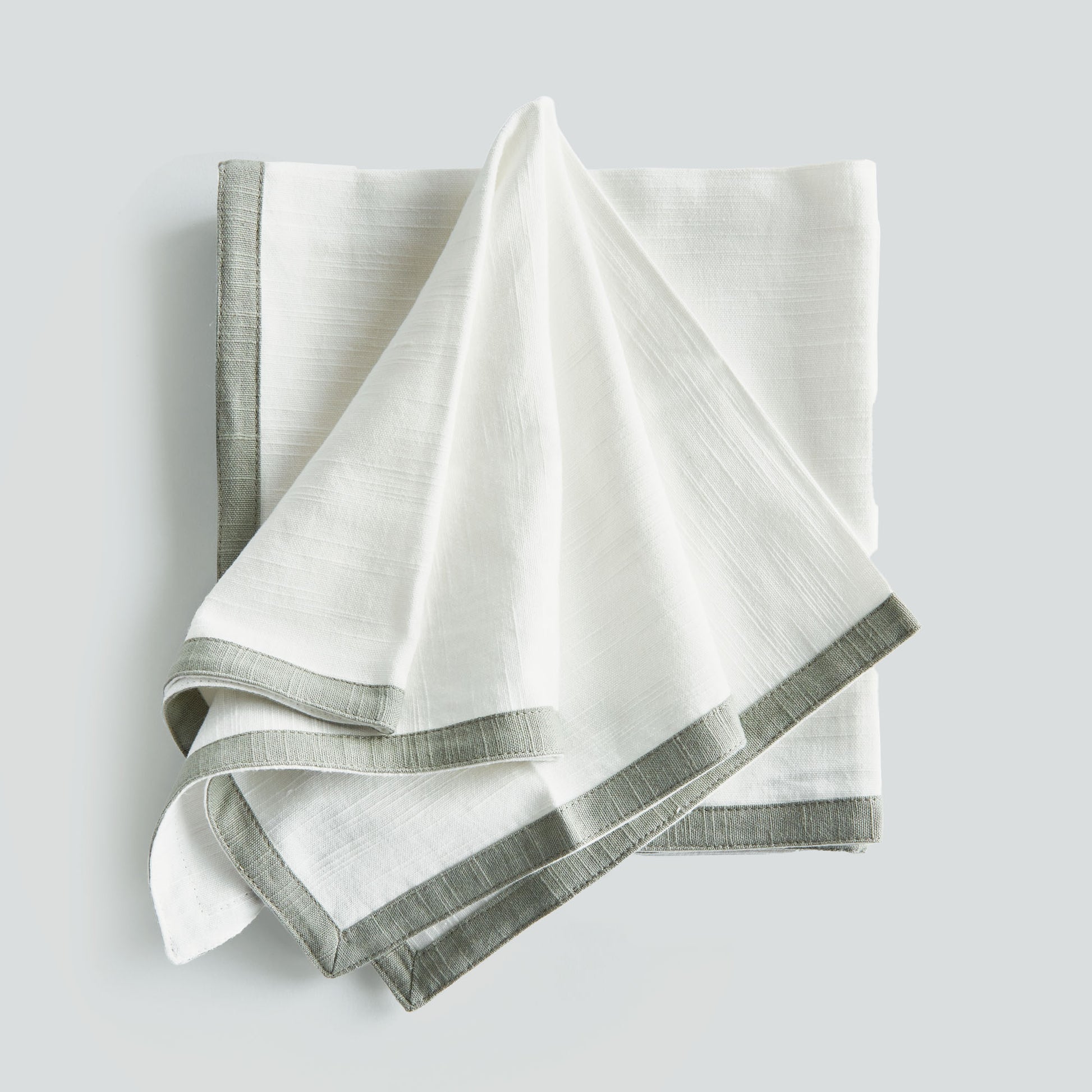 White with sage green border cotton dinner napkins (set of 4) - stylish home accent (Image1).