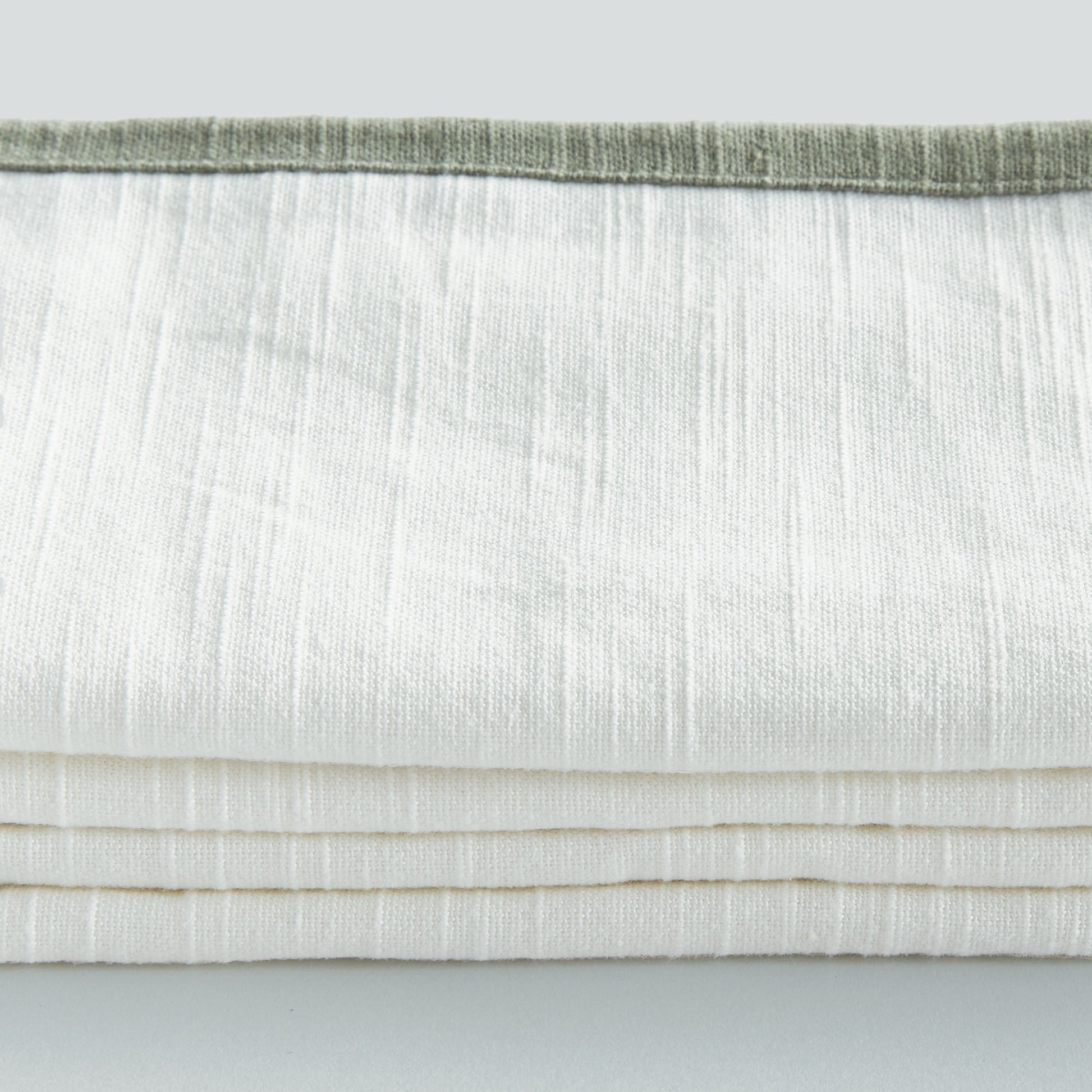 White with sage green border cotton dinner napkins (set of 4) - stylish home accent (Image2).