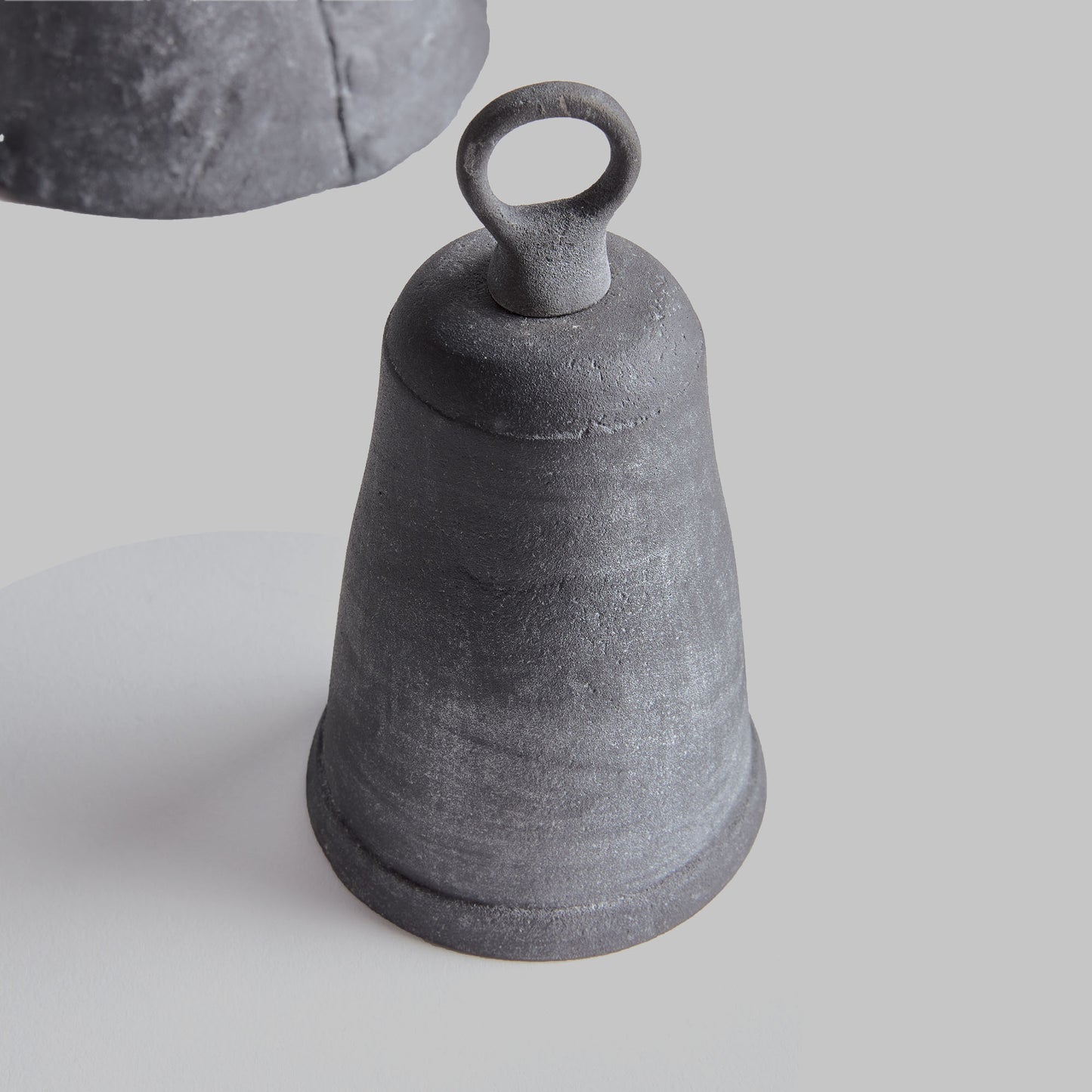 Aged zinc cast aluminum bells (set of 3) - stylish home accent (Image4).