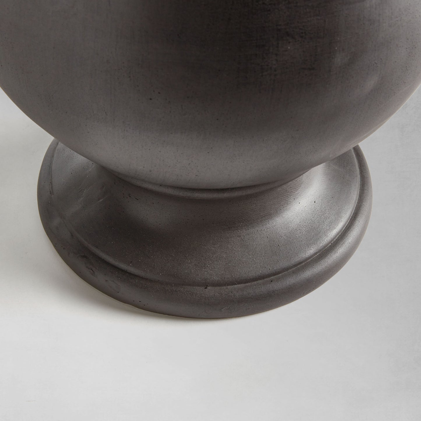 Antique black round footed planter 17.75 inch - stylish home accent (Image2).