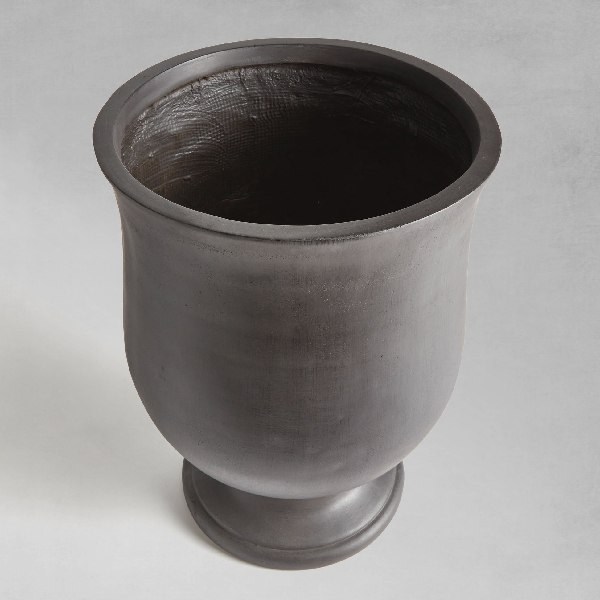 Antique black round footed planter 17.75 inch - stylish home accent (Image3).