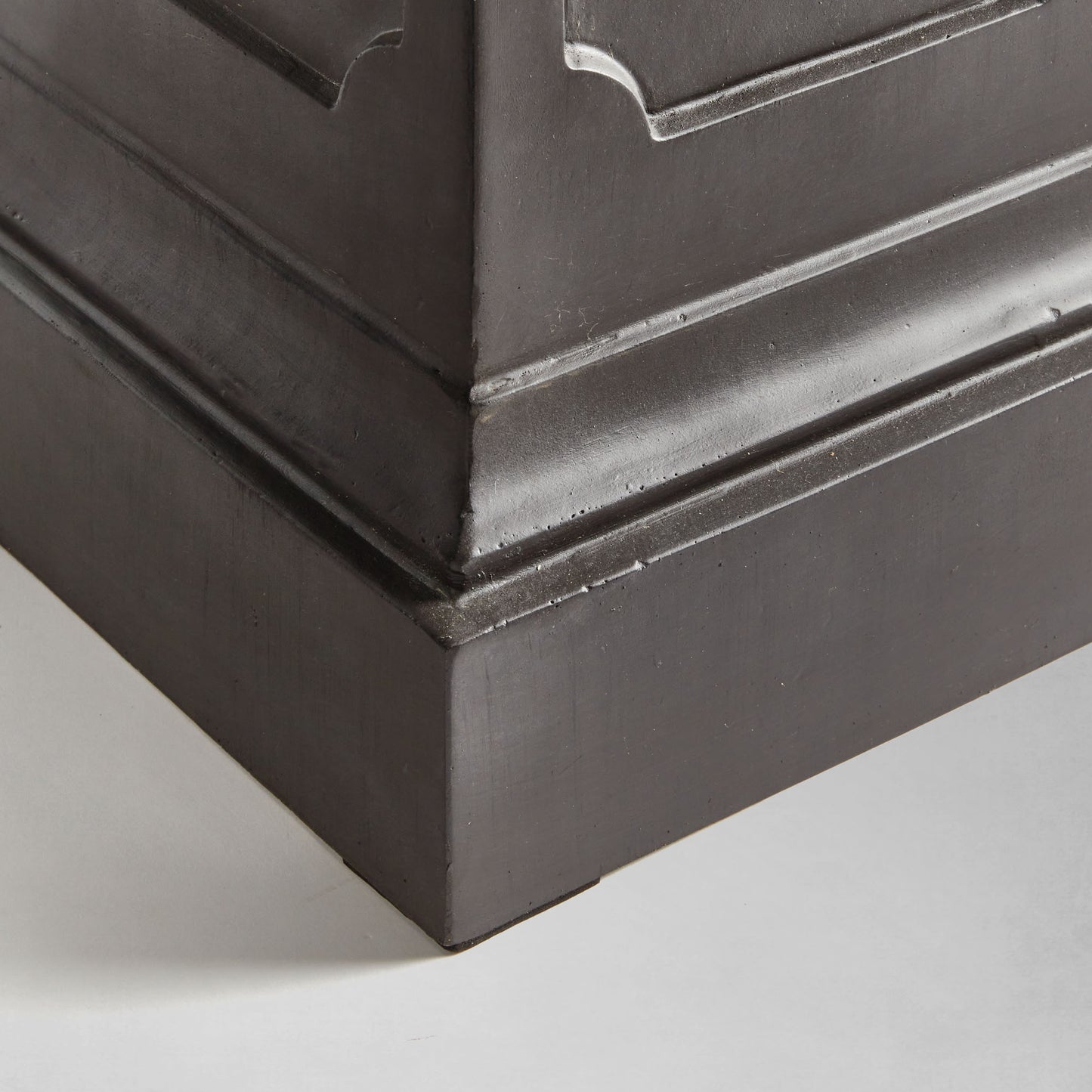 Antique black short pedestal 25.5 inch - stylish home accent (Image2).