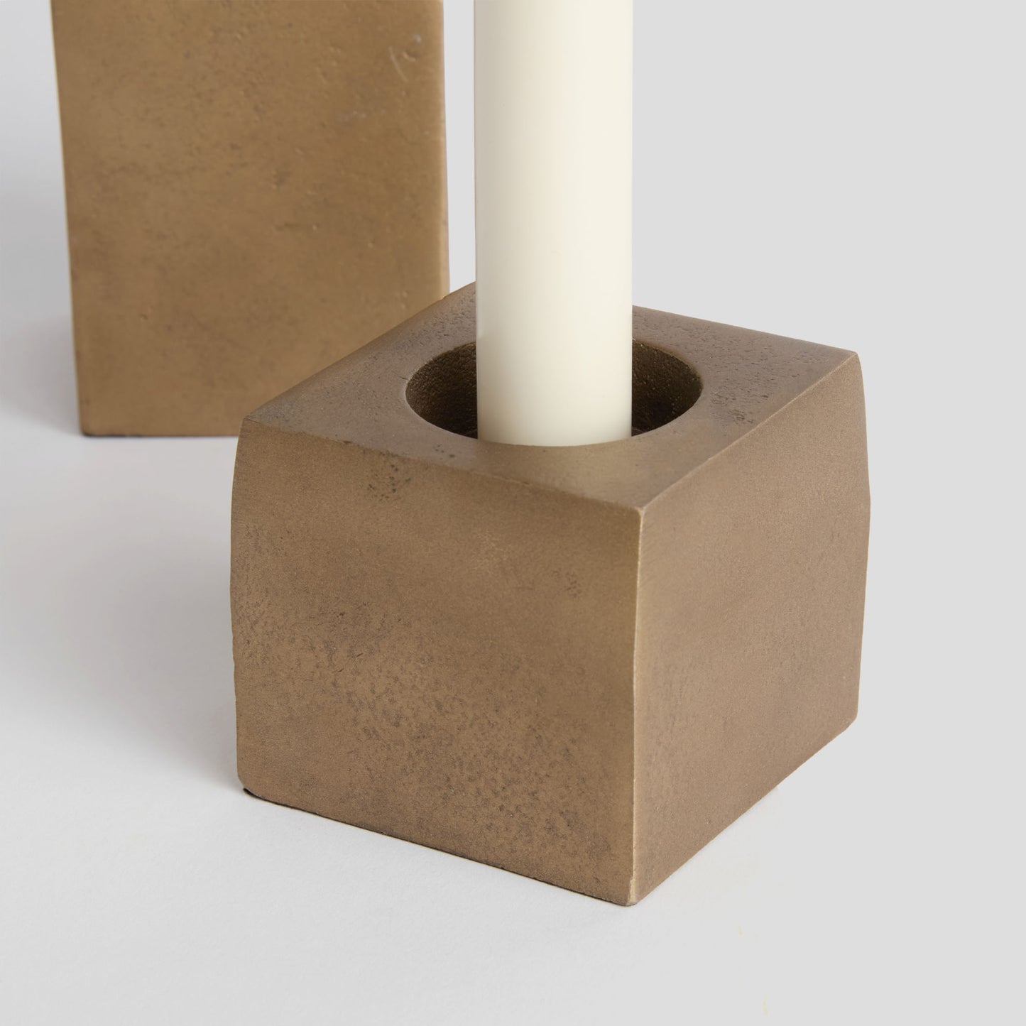 Antique brass candleholders (set of 2) - stylish home accent (Image3).
