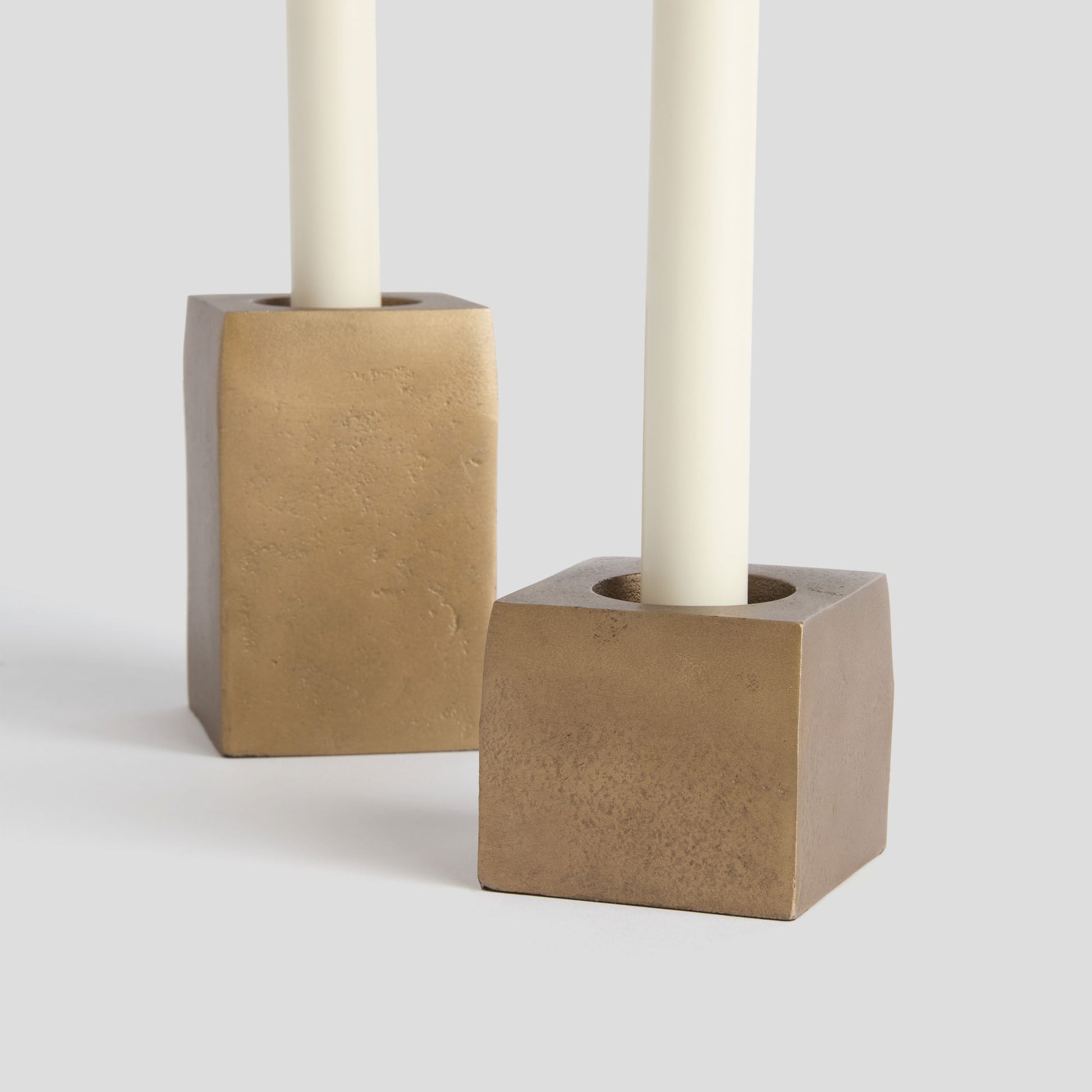Antique brass candleholders (set of 2) - stylish home accent (Image4).