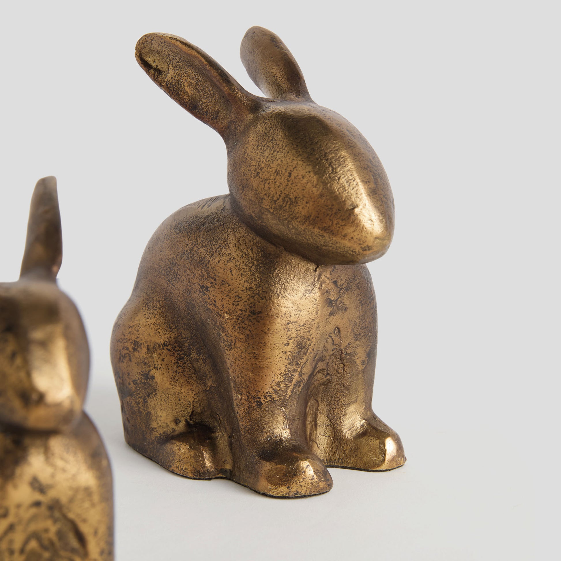 Antique brass rabbit sculpture (set of 2) - stylish home accent (Image2).