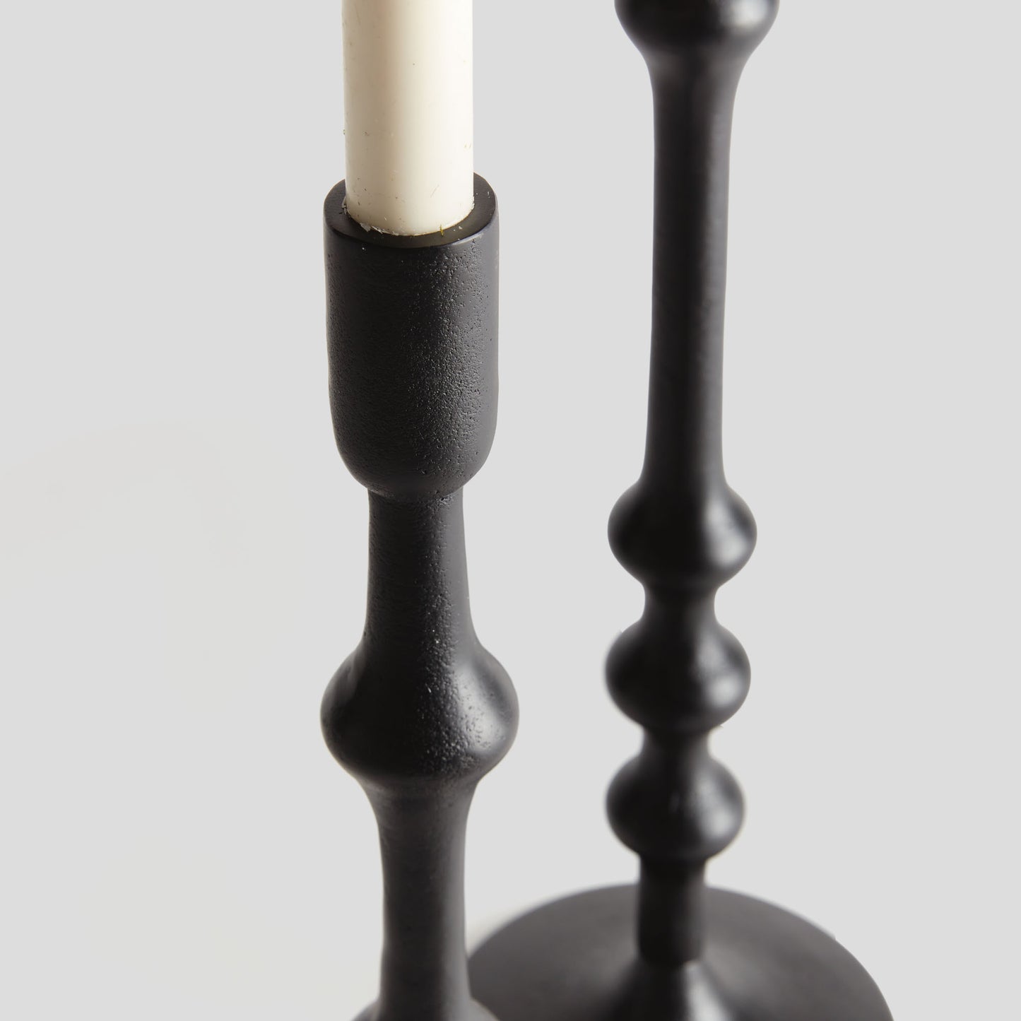 Black aluminum taper holders (set of 2) - stylish home accent (Image2).