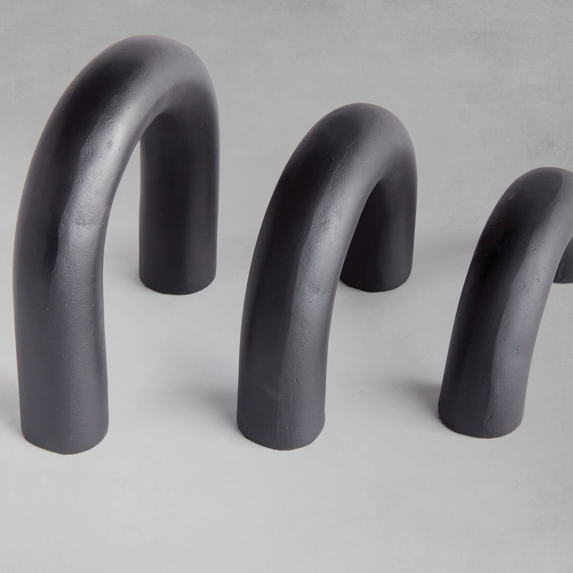 Black arch sculptures (set of 3) - stylish home accent (Image2).