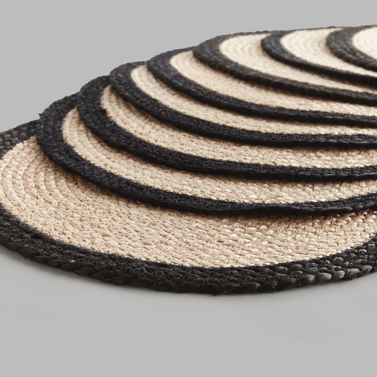 Black border jute round placemats (set of 8) - stylish home accent (Image2).