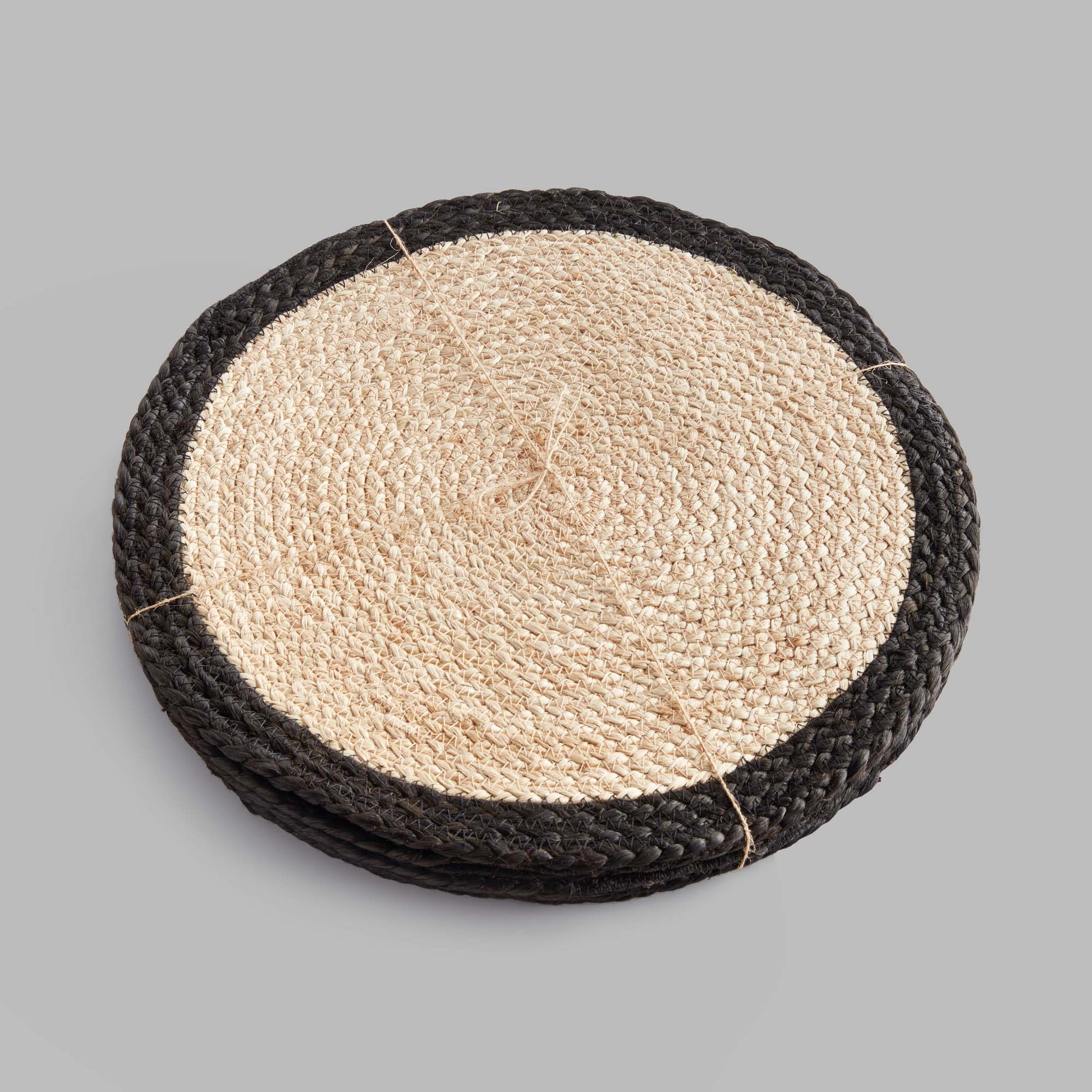 Black border jute round placemats (set of 8) - stylish home accent (Image4).