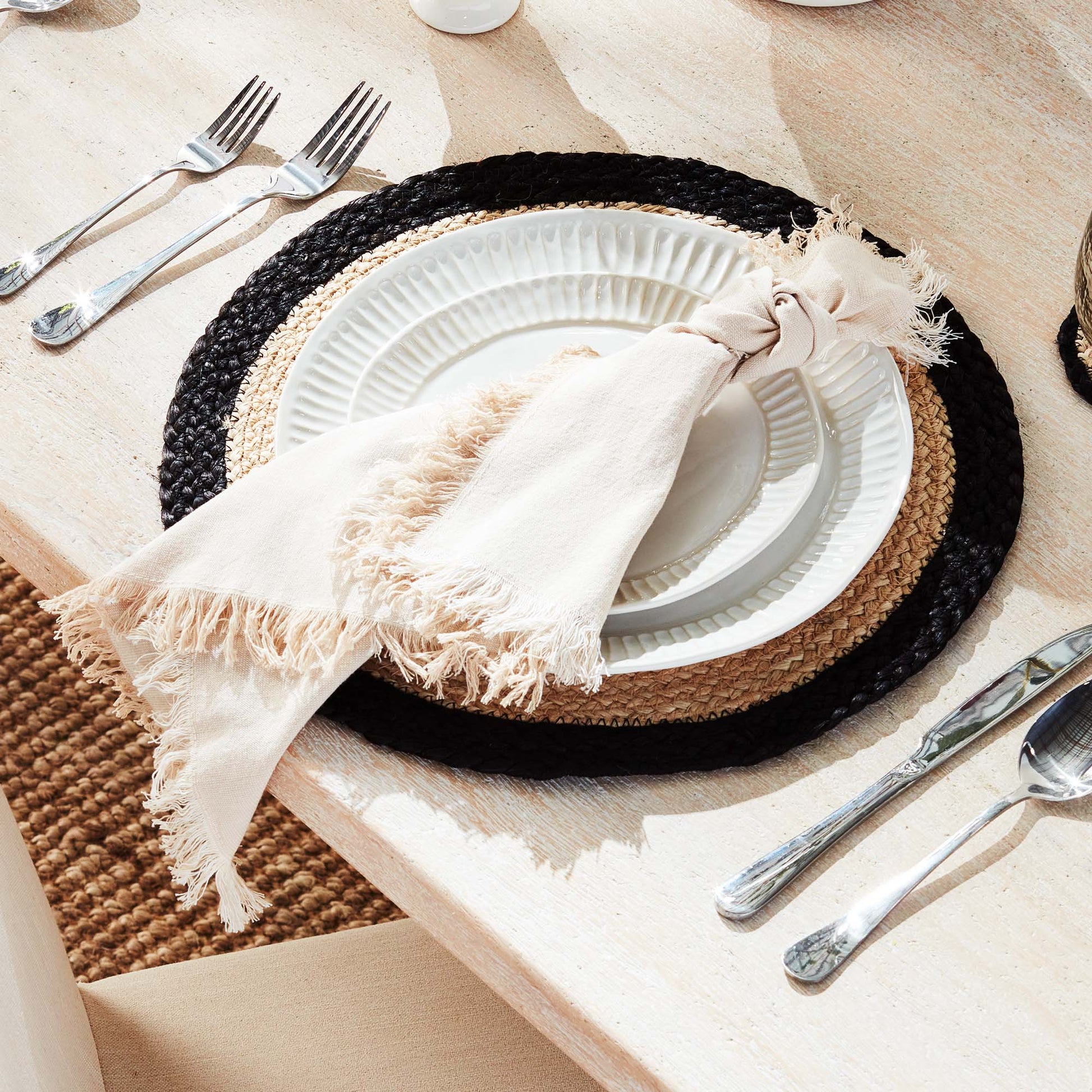 Black border jute round placemats (set of 8) - stylish home accent (Image1).