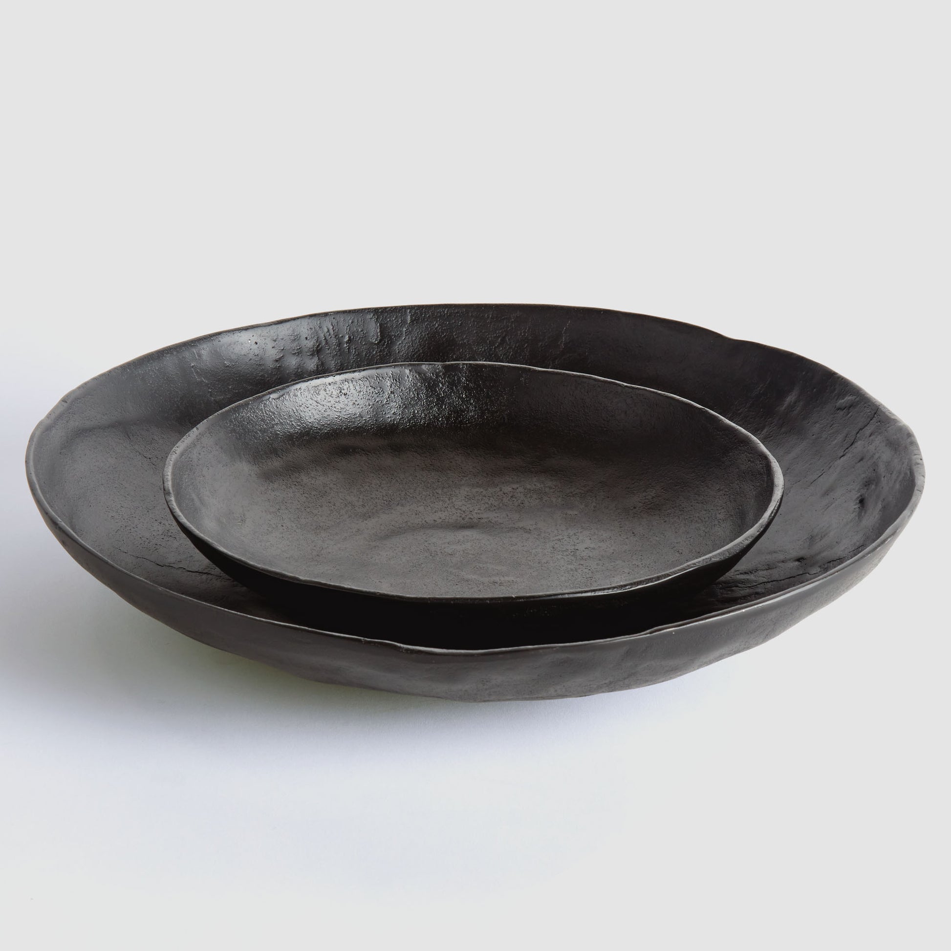 Black textured aluminum round decorative bowls (set of 2) - stylish home accent (Image3).