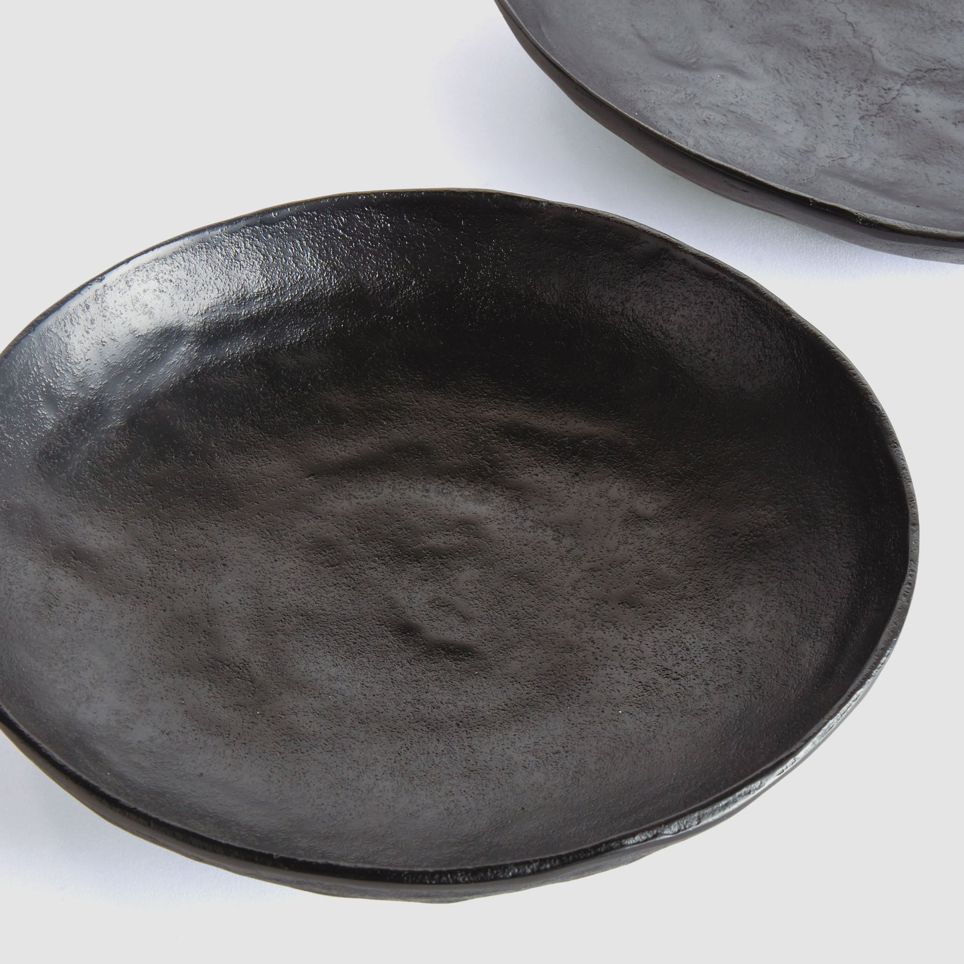 Black textured aluminum round decorative bowls (set of 2) - stylish home accent (Image4).